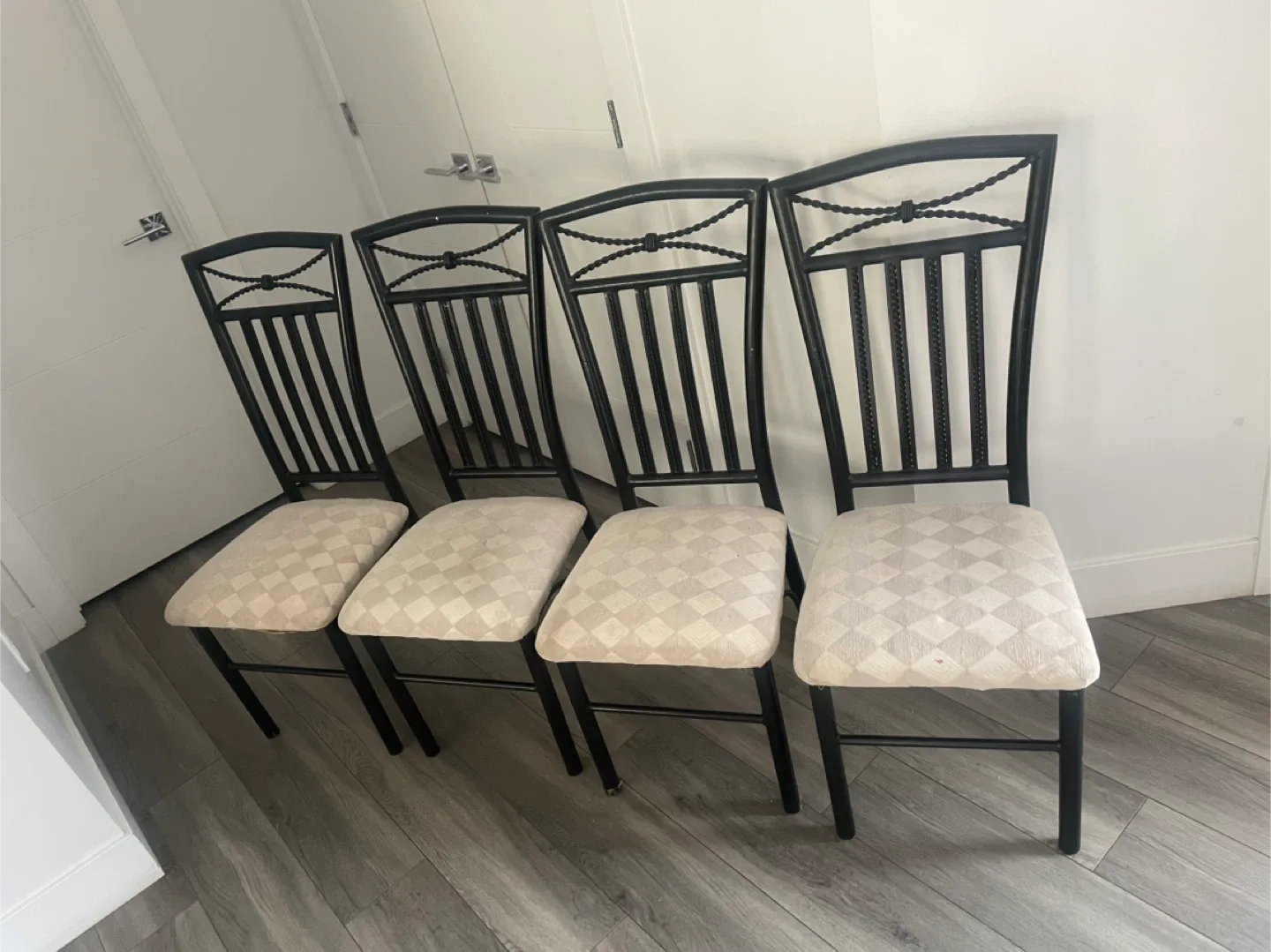 4 Metal Dining Chairs image indicator(3)