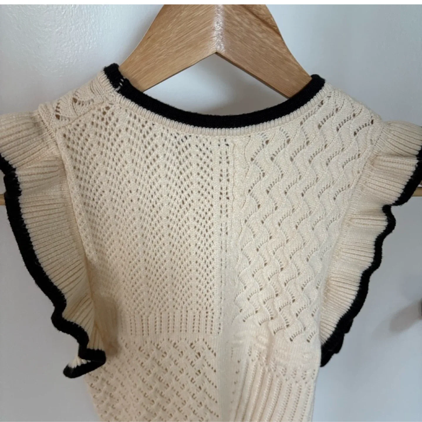 commense Cream Knit Sleeveless Top image indicator(4)