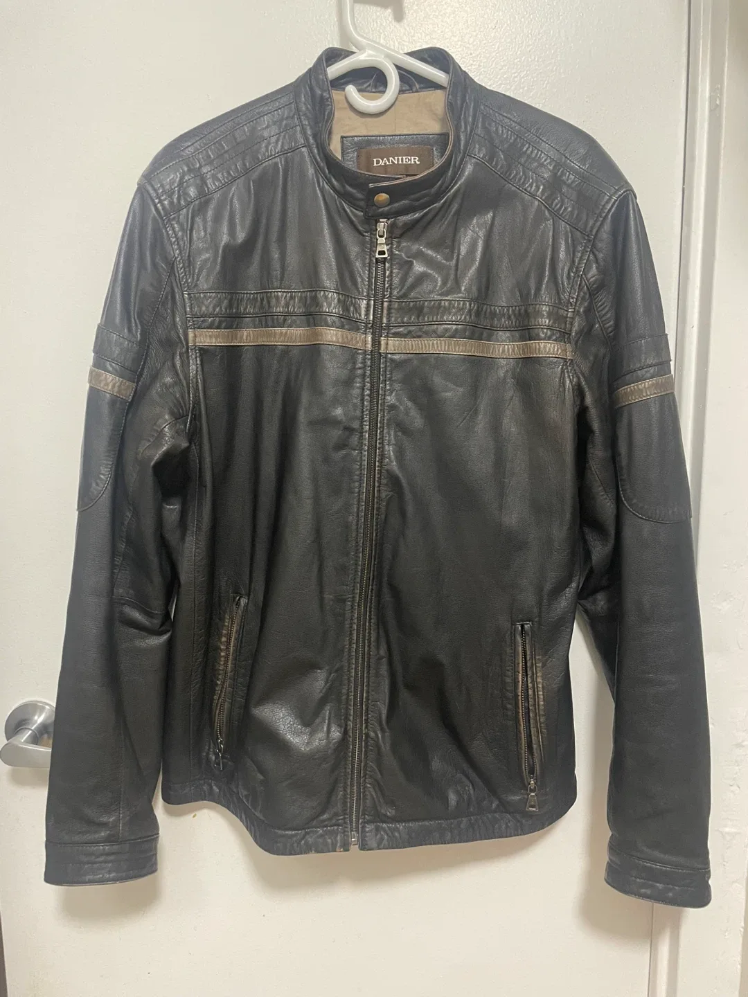 Danier Leather Jacket - Size L image indicator(5)
