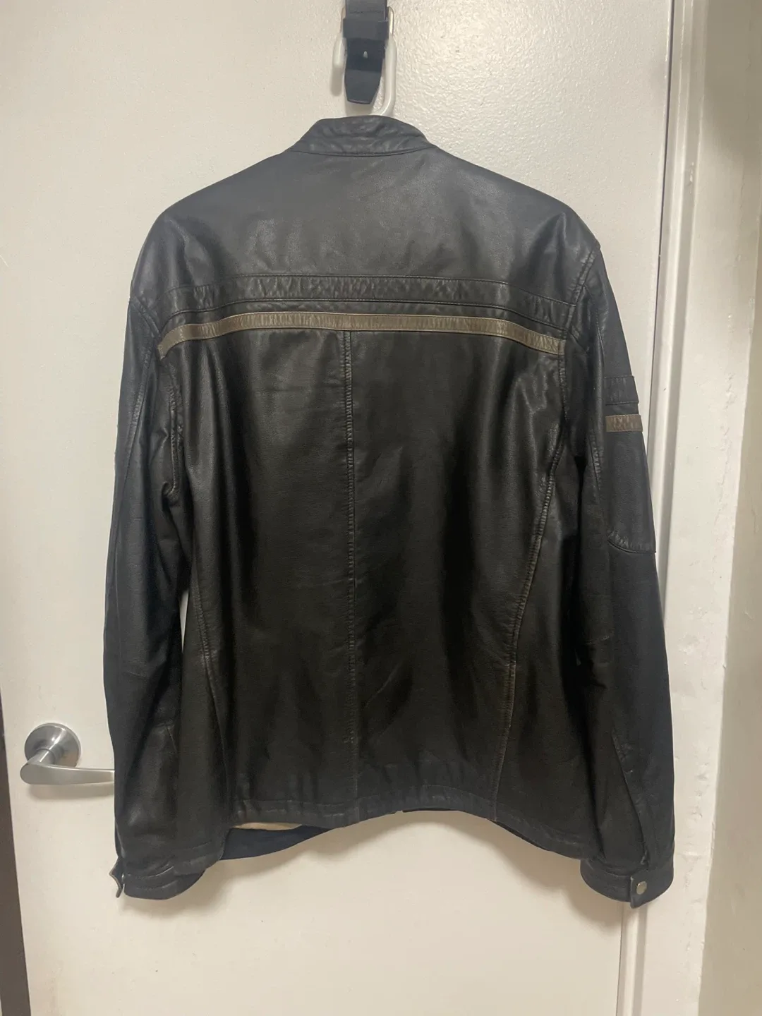 Danier Leather Jacket - Size L image indicator(6)