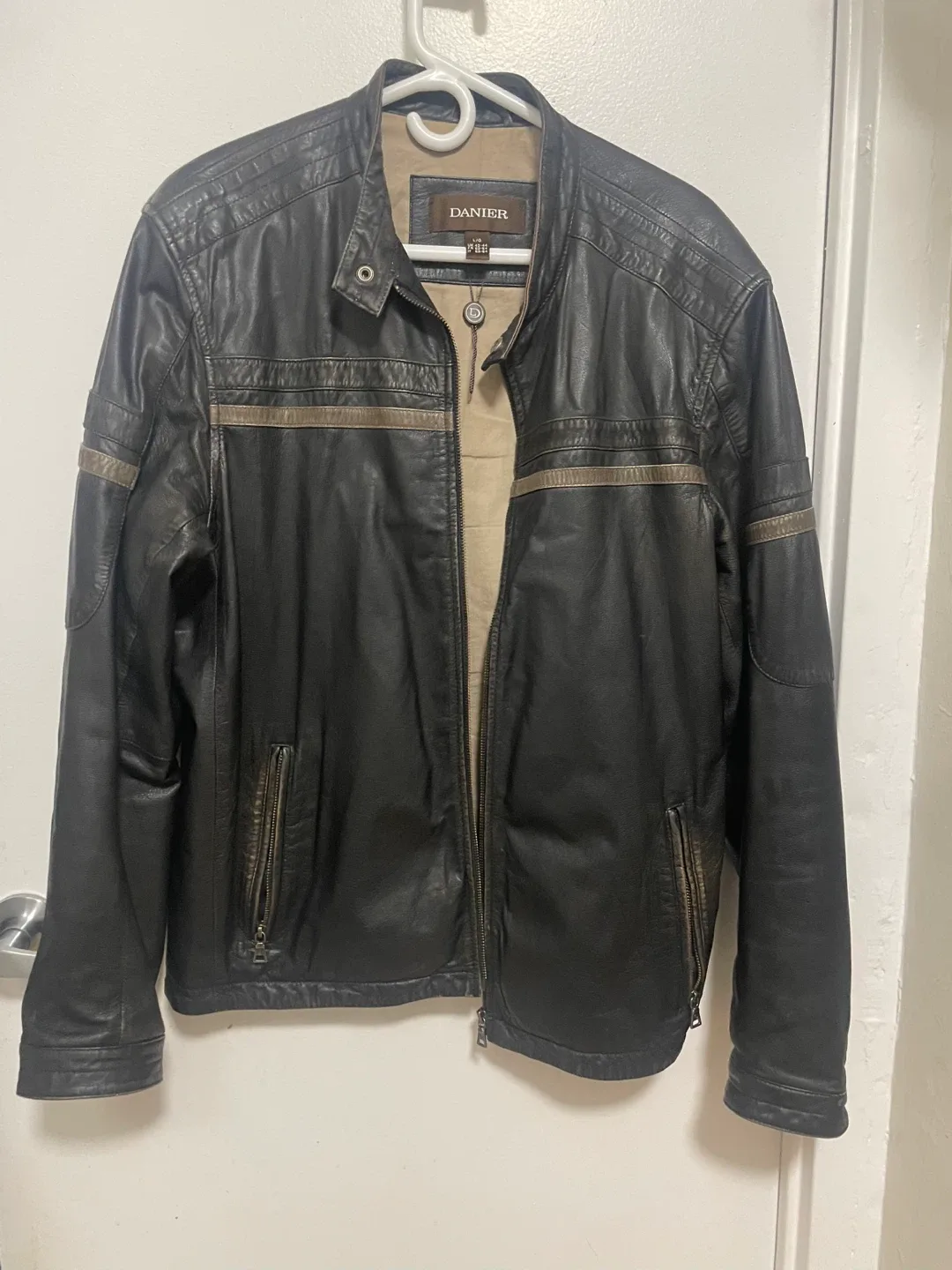 Danier Leather Jacket - Size L image indicator(3)
