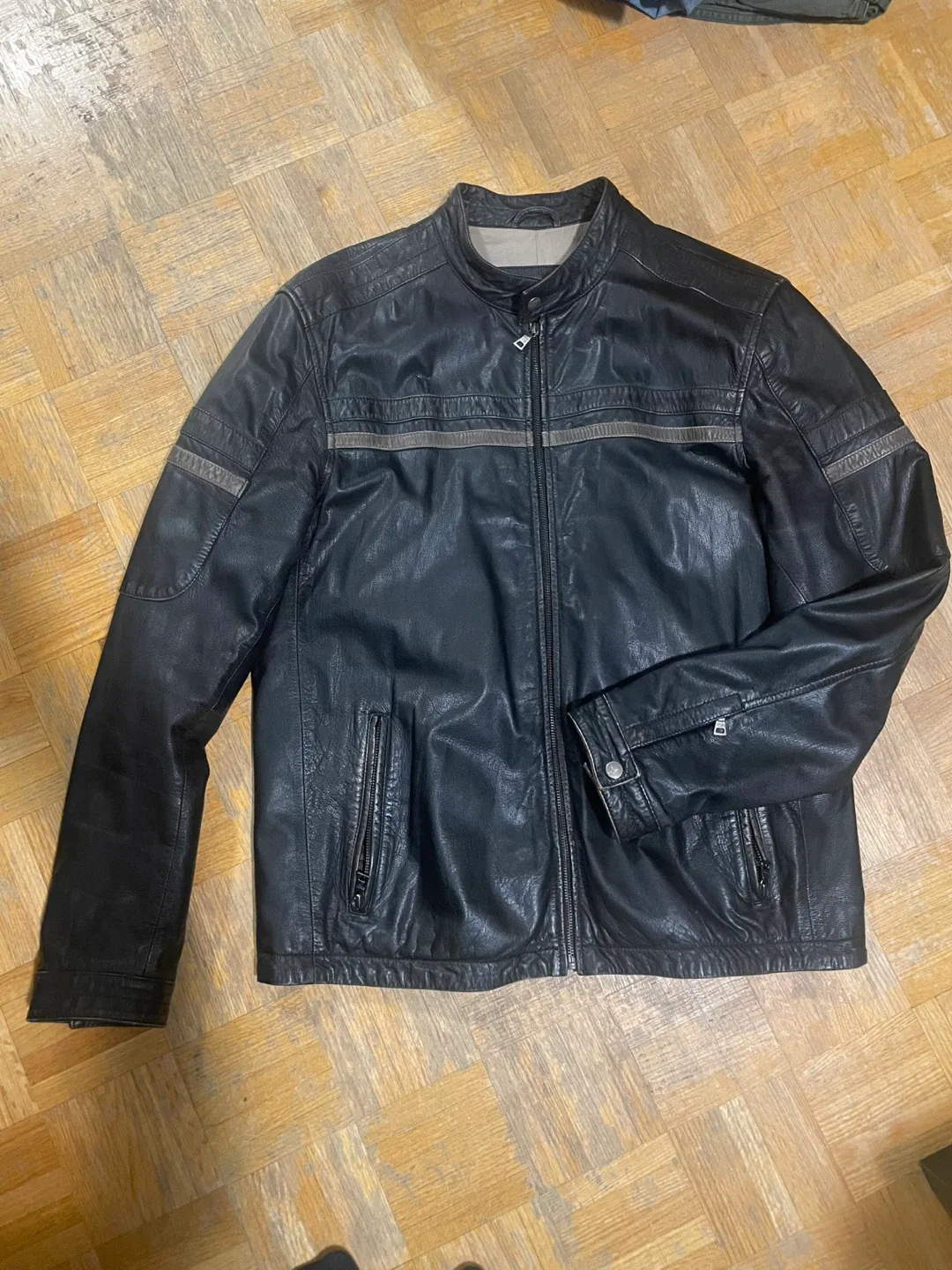 Danier Leather Jacket - Size L image indicator(2)