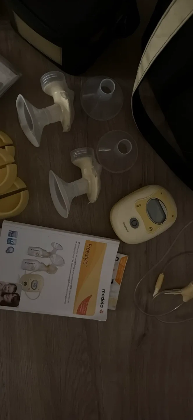 Medela Freestyle Breast Pump with Accessories
