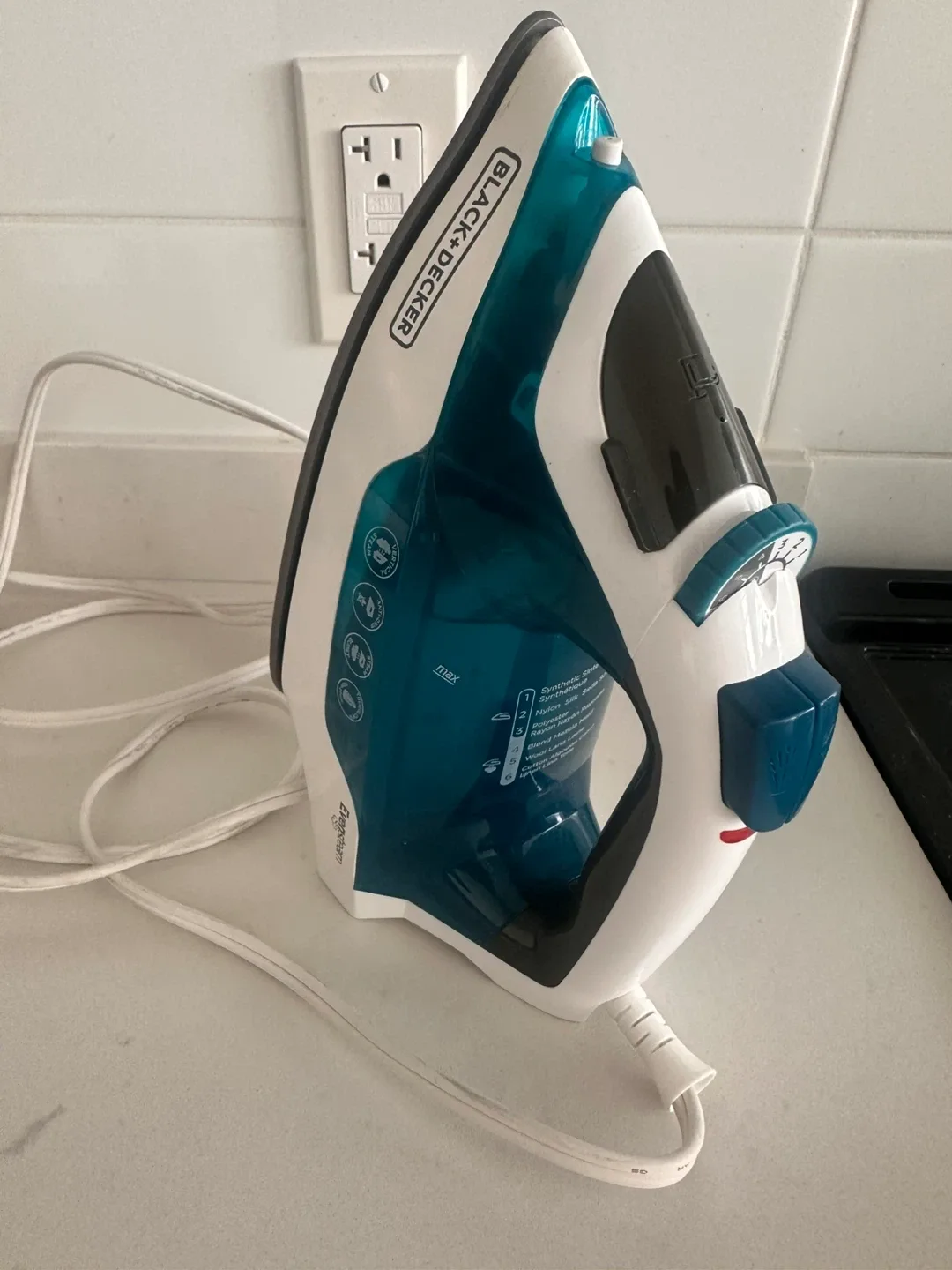 Black+Decker Easy Steam Compact Iron image indicator(4)
