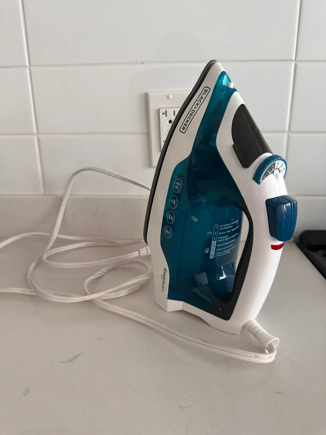 Black+Decker Easy Steam Compact Iron image indicator(3)