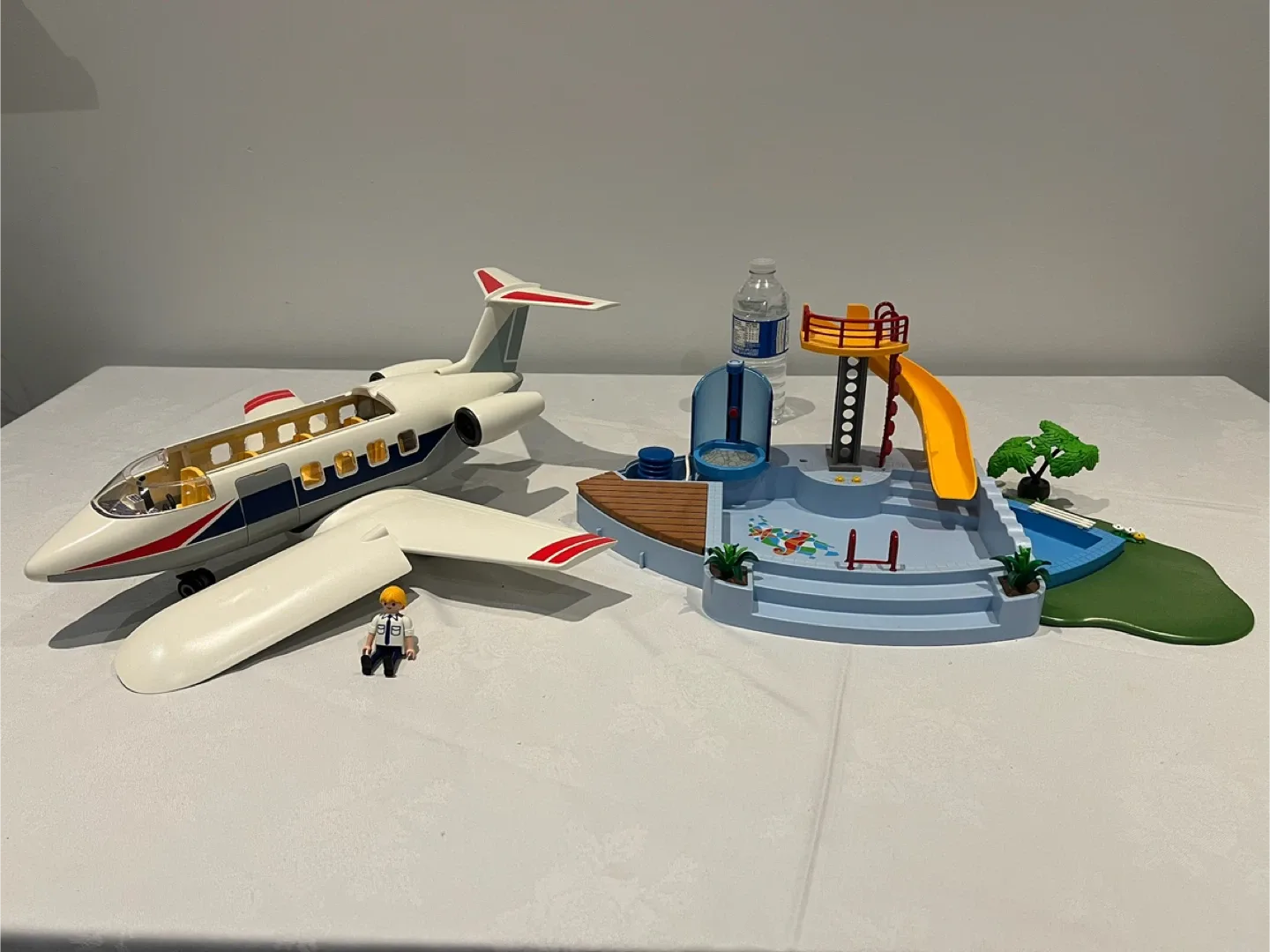 Playmobil Private Jet & Swimming Pool Set image indicator(4)