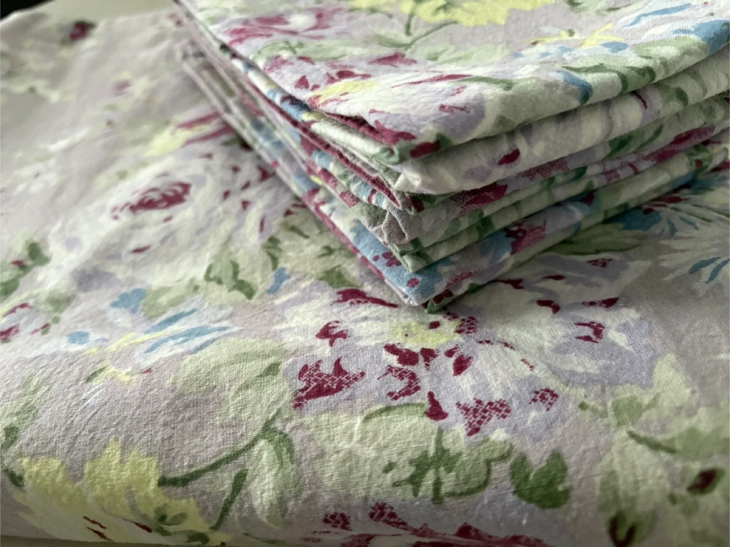 April Cornell Round Table Cloth & 8 Cloth Napkins image indicator(2)