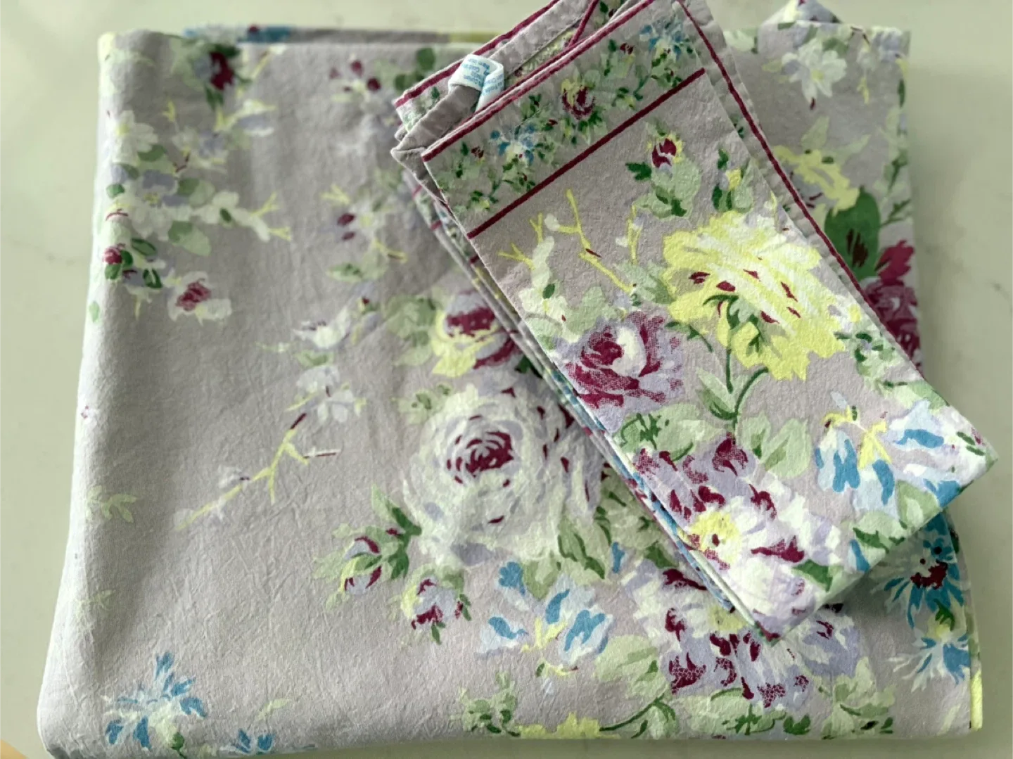 April Cornell Round Table Cloth & 8 Cloth Napkins image indicator(3)