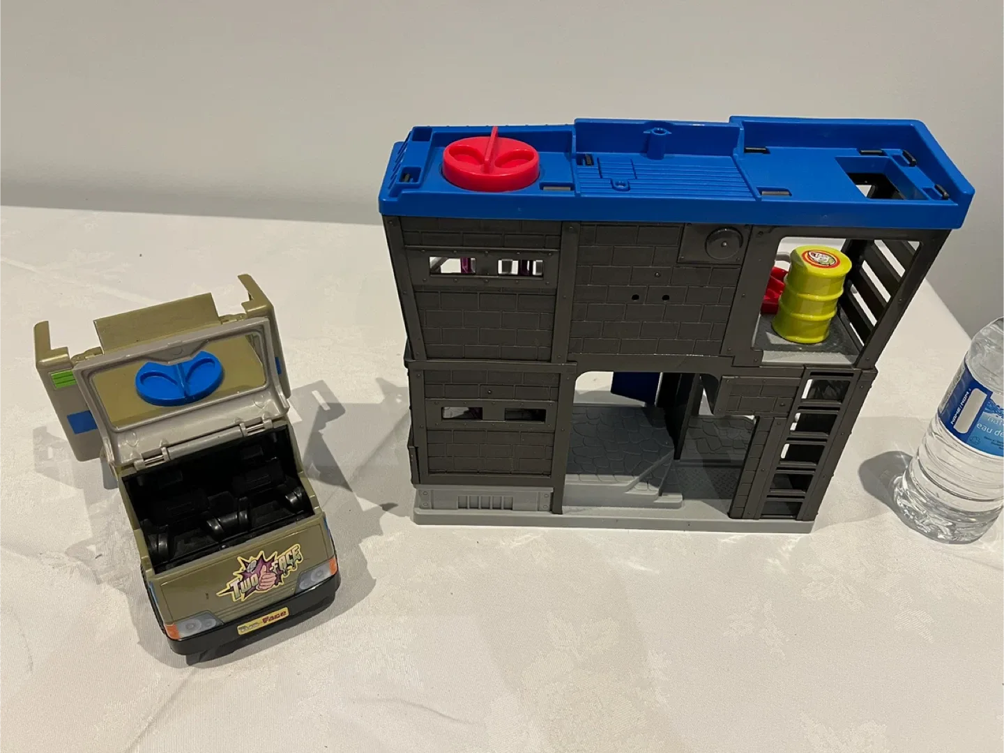 DC Batman Two-Face Bank Heist Playset image indicator(2)