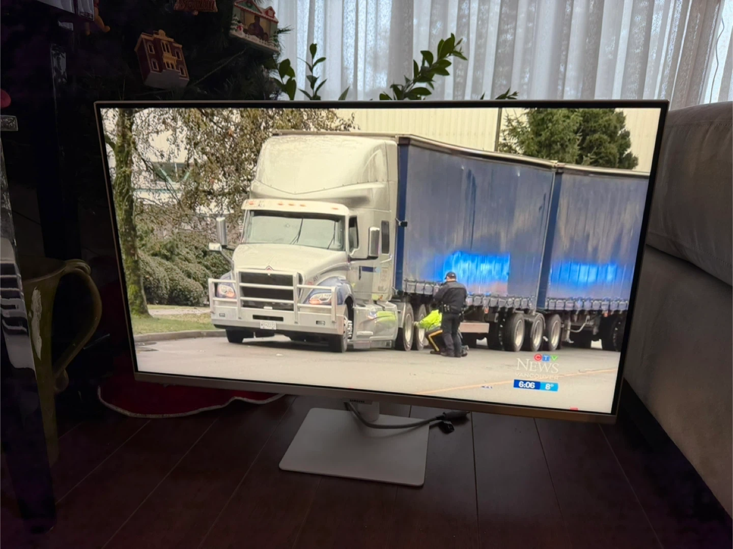 Samsung 4K 32 Inch M7 Series Smart Monitor - photo 2
