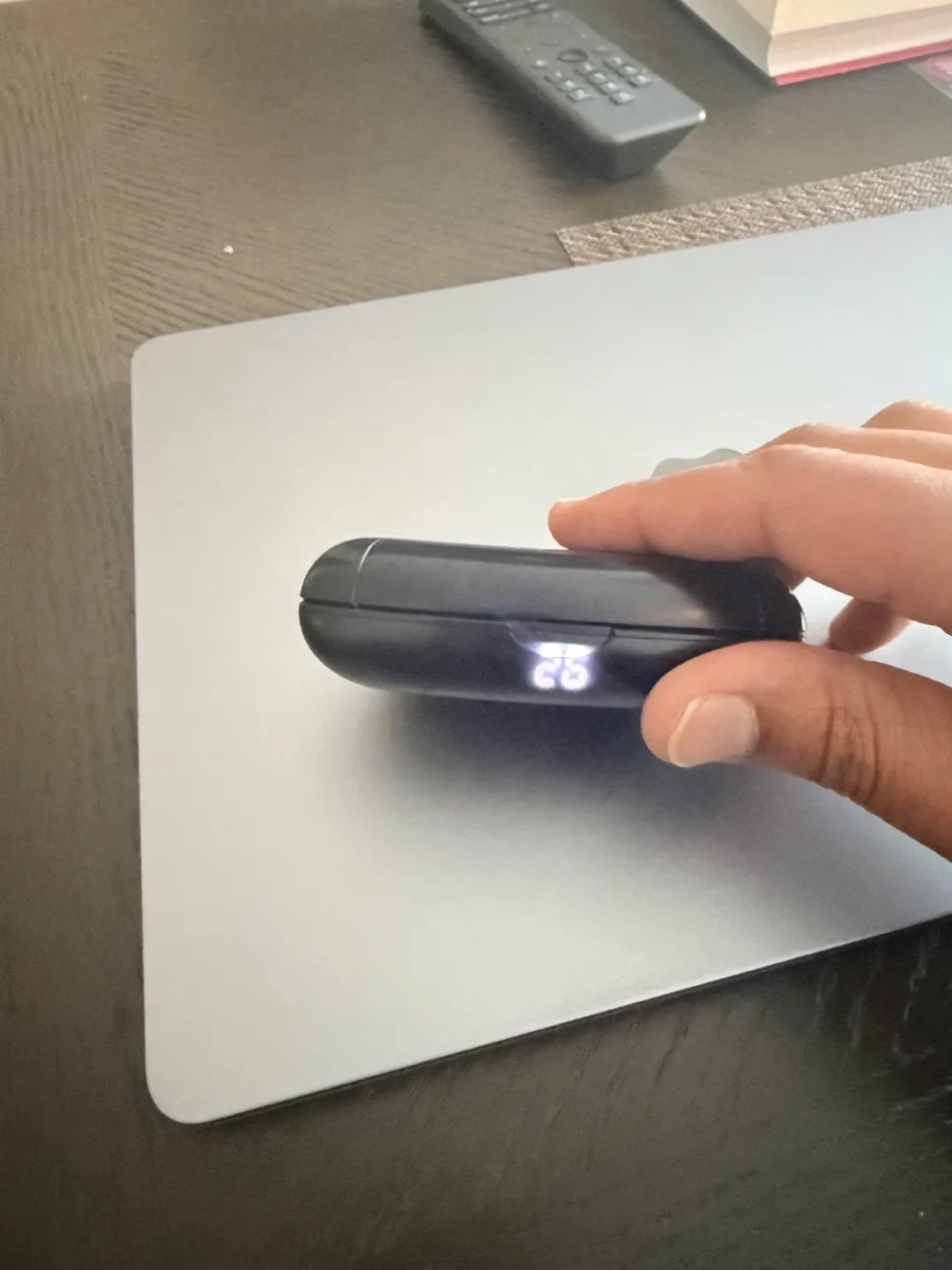 Black Wireless Earbuds image indicator(2)