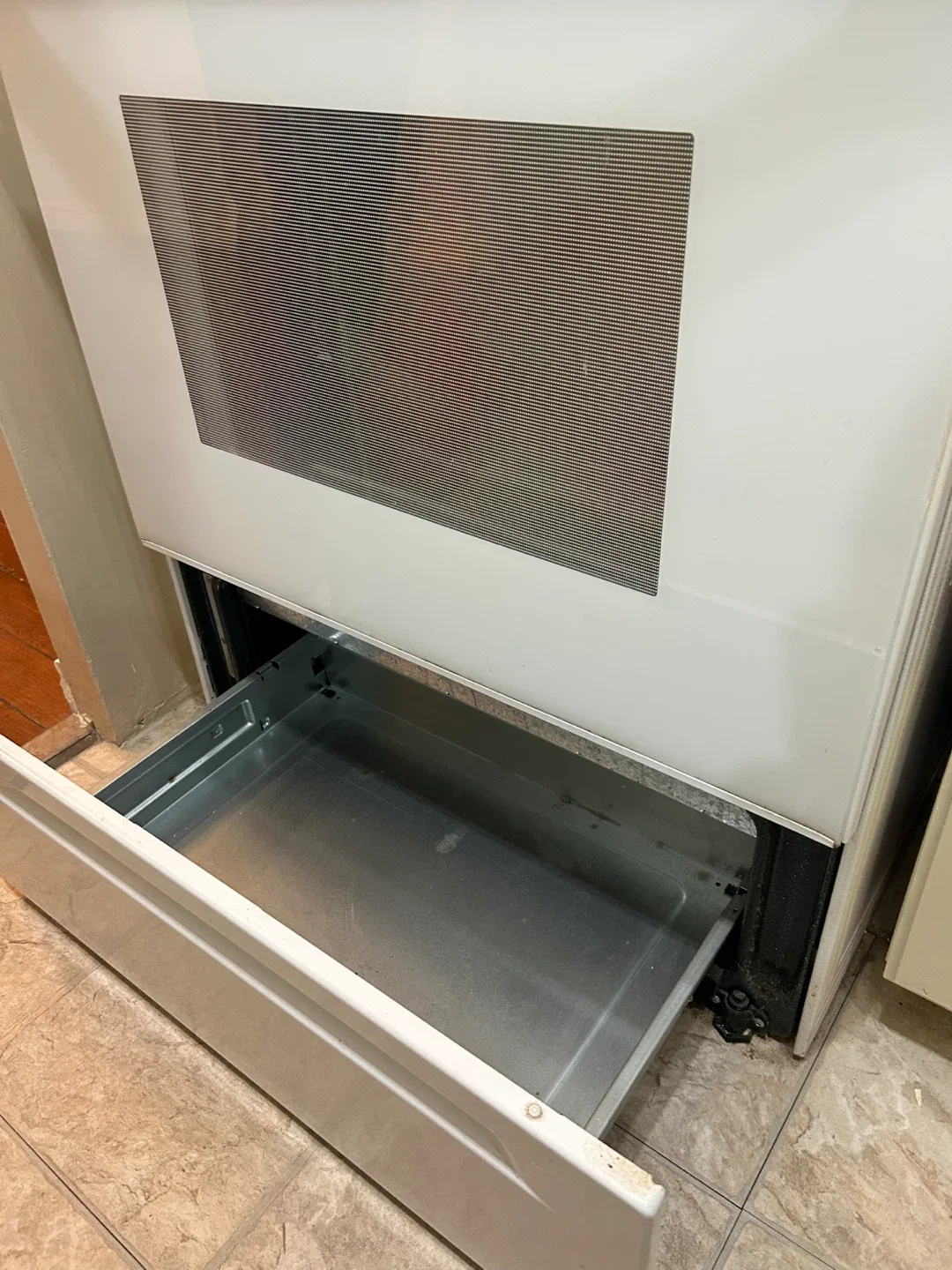 Whirlpool White kitchen appliances Refrigerator & Stove