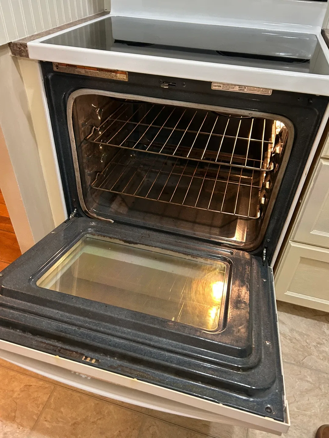 Whirlpool White kitchen appliances Refrigerator & Stove image indicator(2)