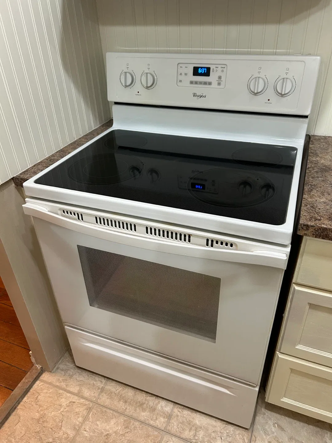 Whirlpool White kitchen appliances Refrigerator & Stove image indicator(5)