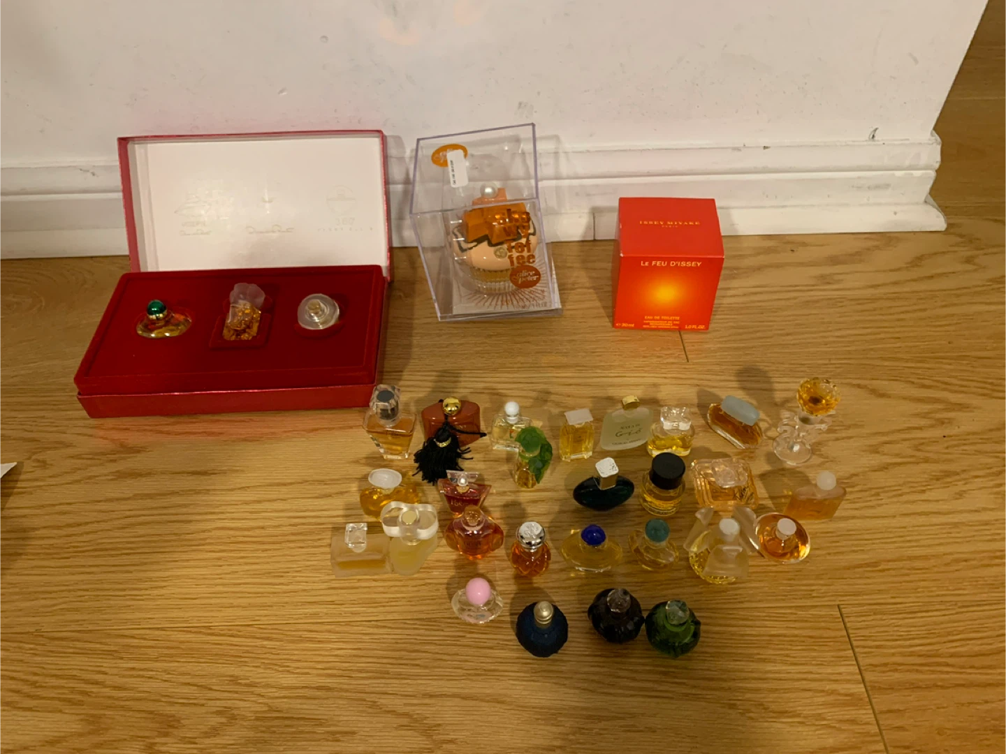 New unused  Miniature Perfume Collection - photo 4
