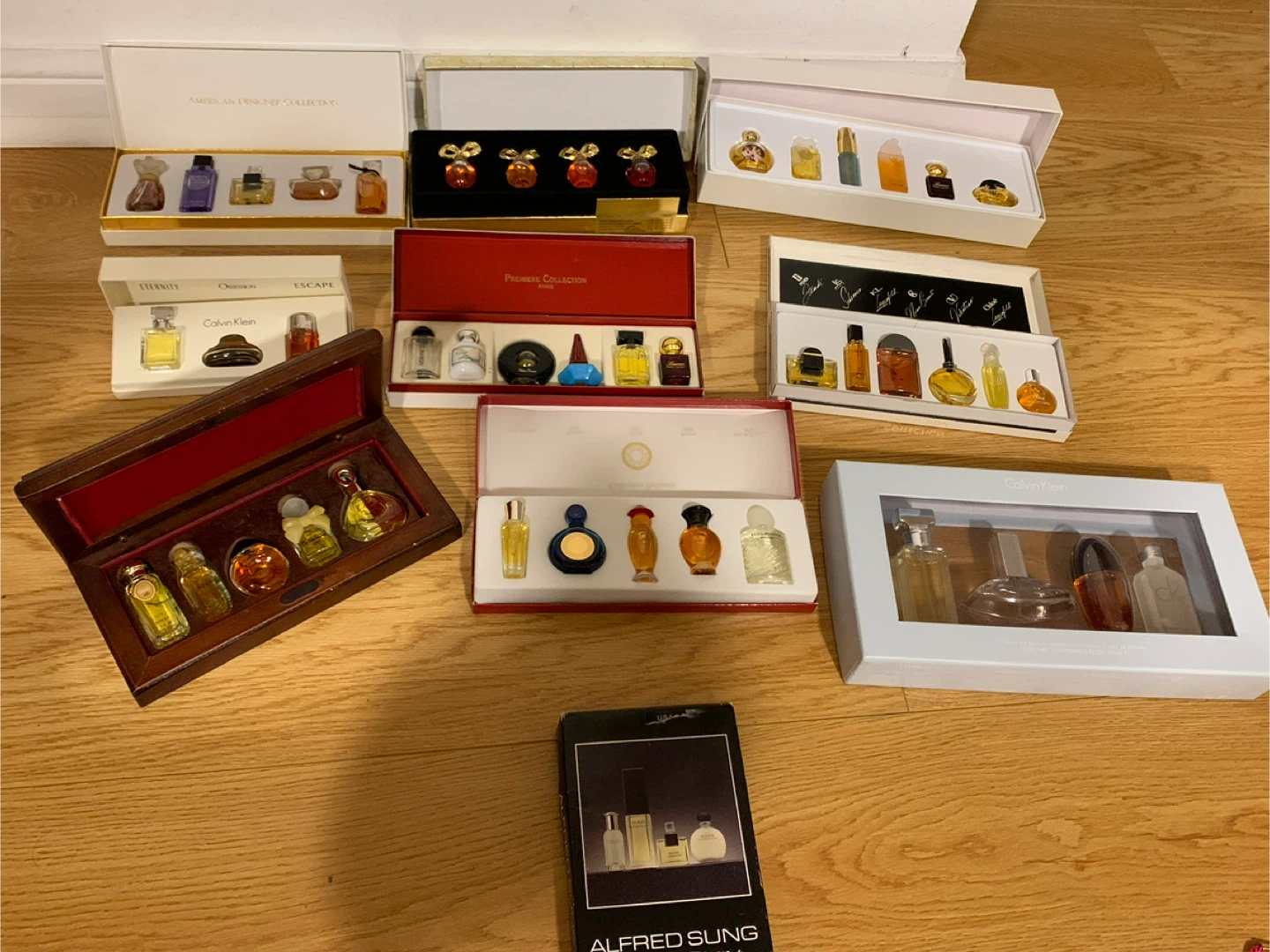 New unused  Miniature Perfume Collection - photo 2