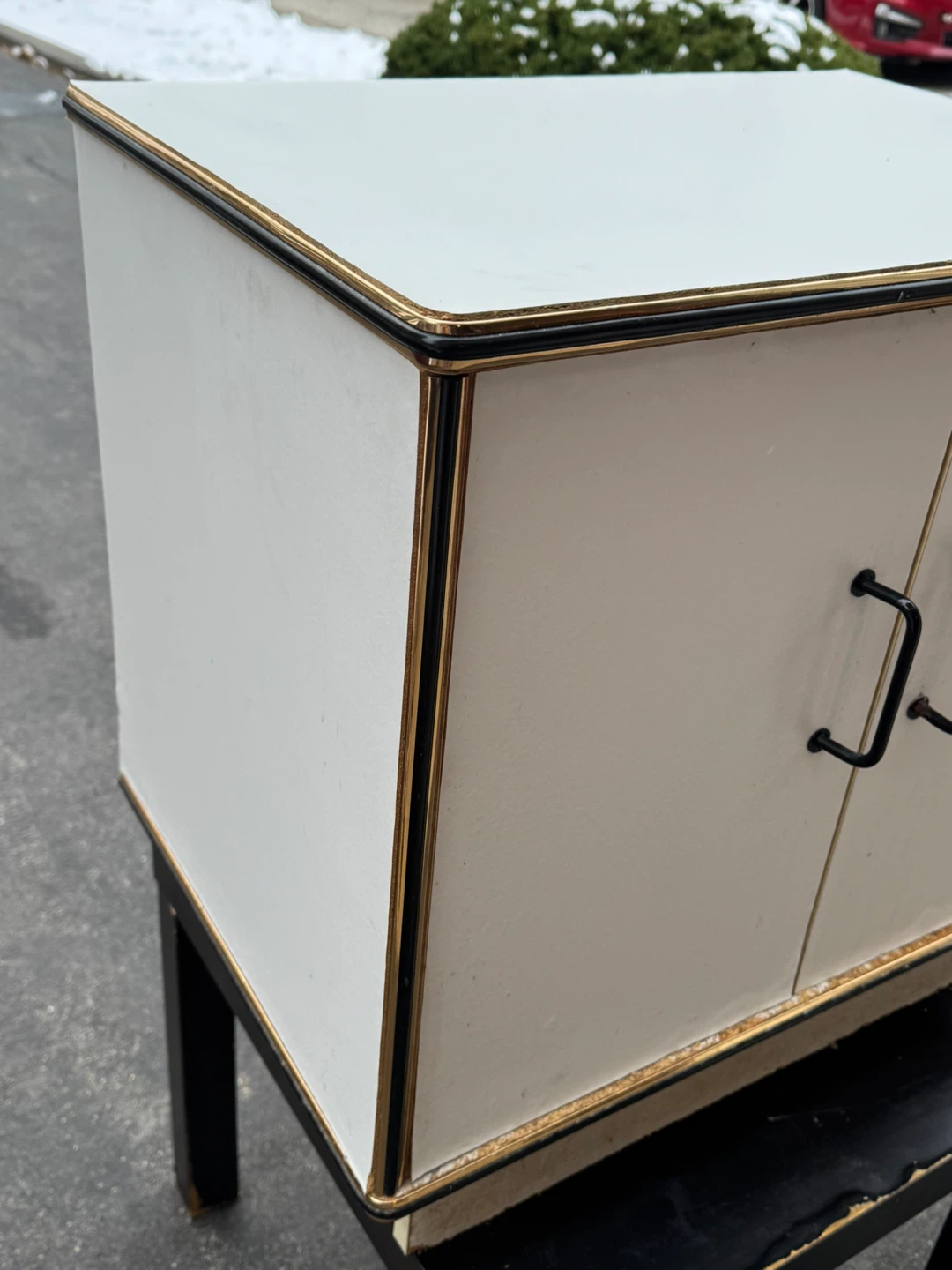 White Cabinet - Made in Canada - photo 2