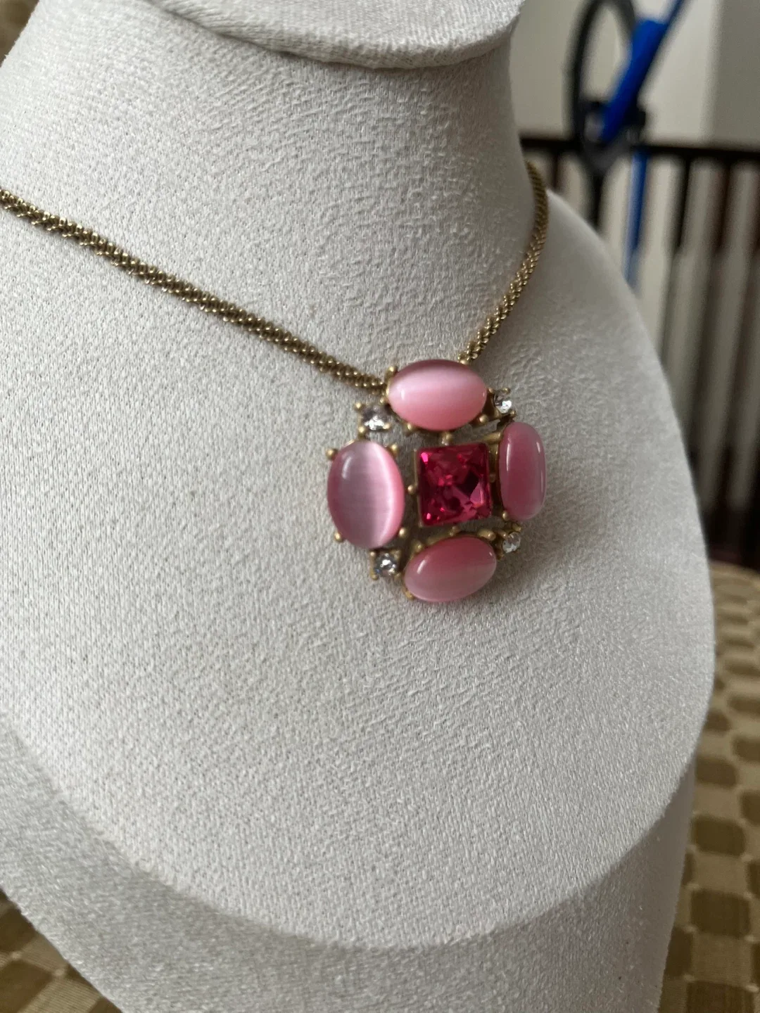 Pink Stone Pendant Necklace image indicator(3)