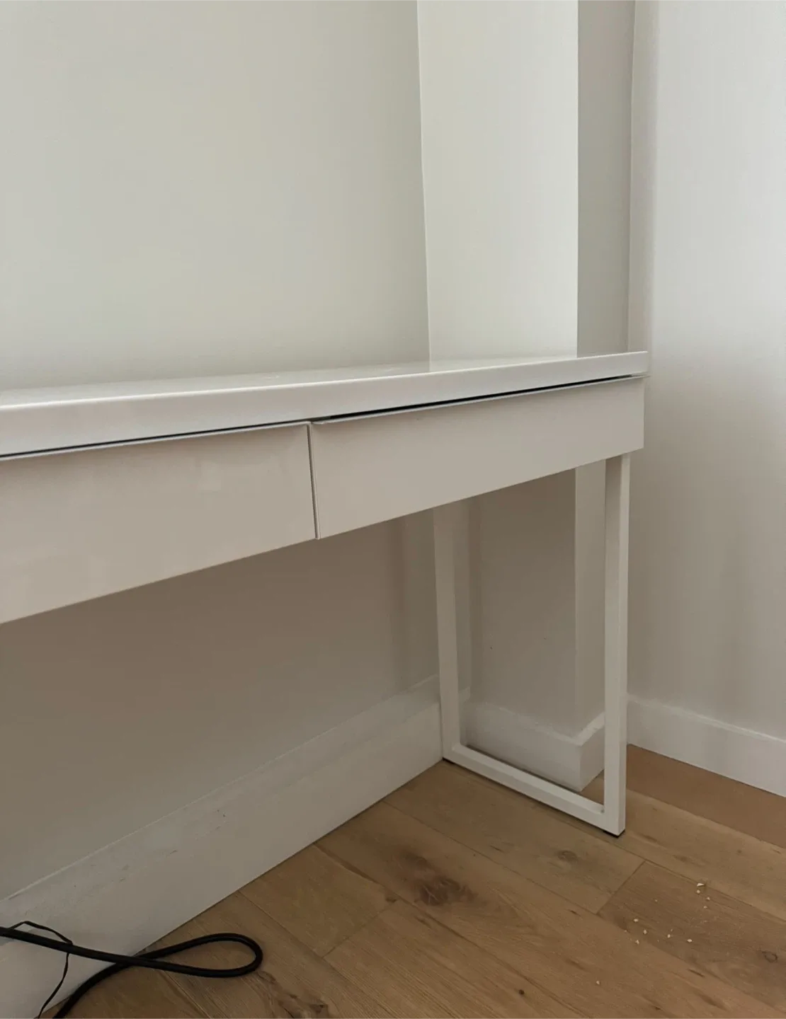 IKEA White gloss Desk "BESTA BURS" Like New! TODAY!! image indicator(4)