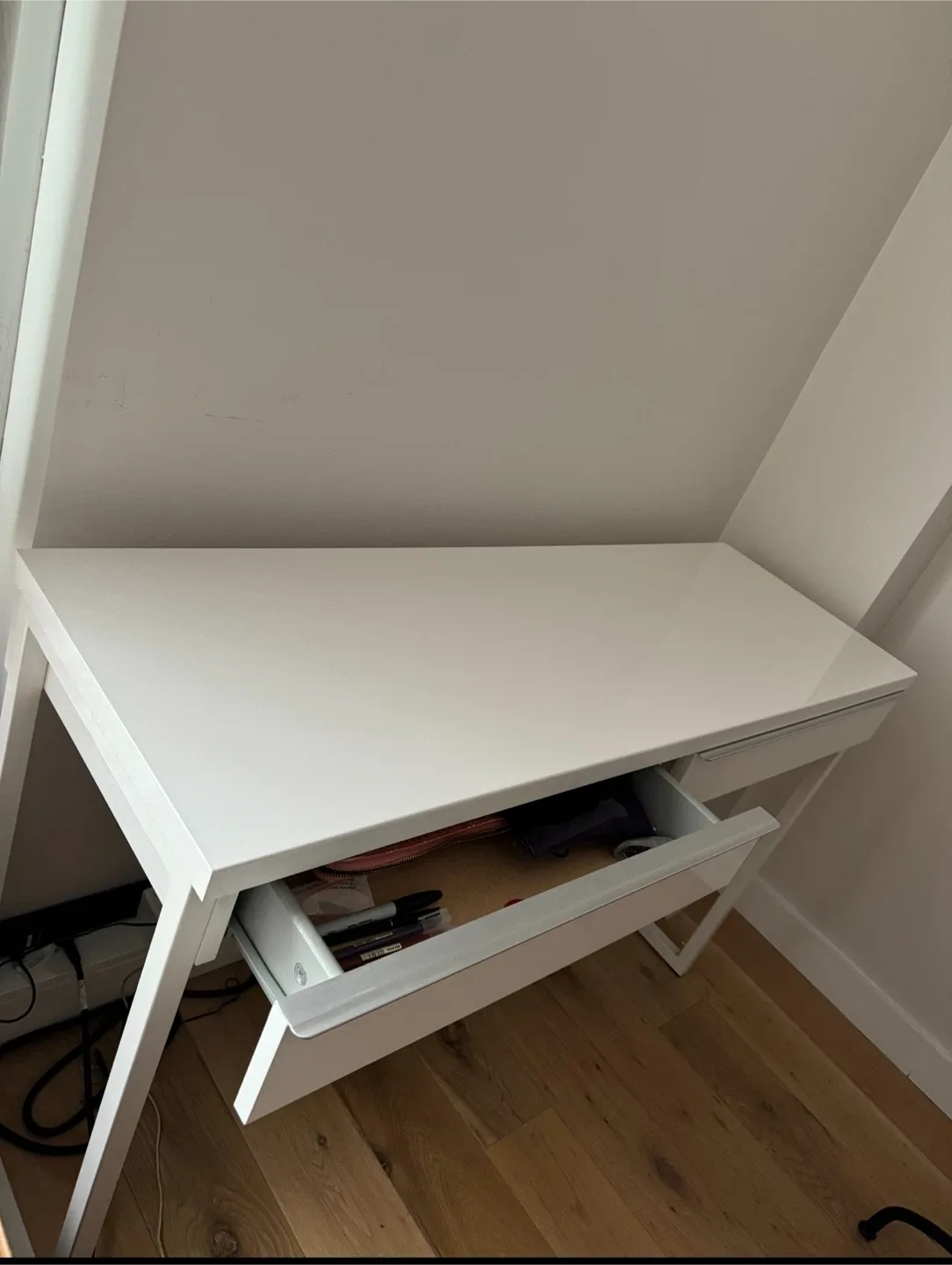 IKEA White gloss Desk "BESTA BURS" Like New! TODAY!! image indicator(3)