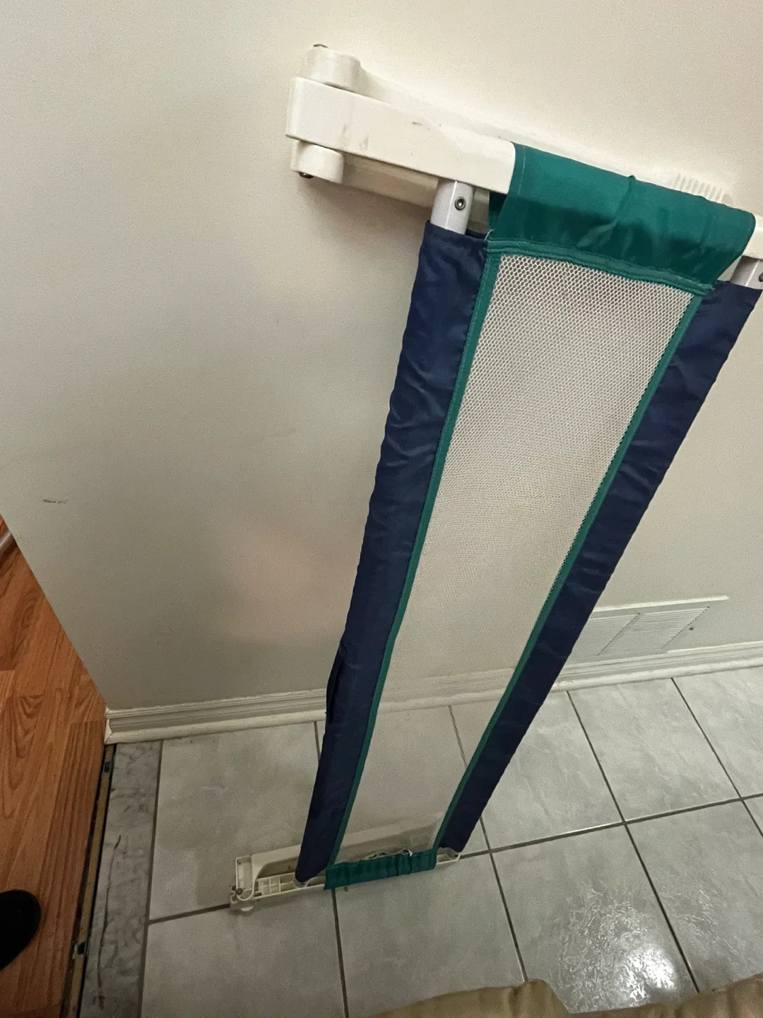 Safety 1st baby portable bed rail, toddler bed safety tail. image indicator(2)