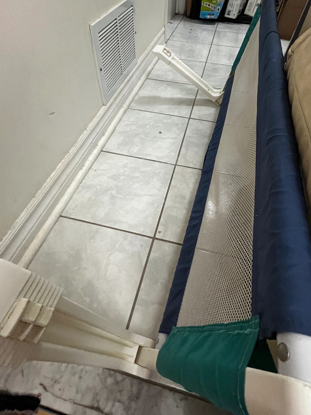 Safety 1st baby portable bed rail, toddler bed safety tail. - photo 4
