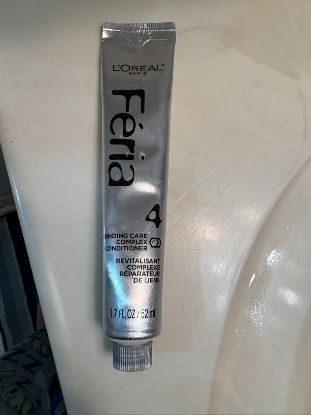 L'Oreal Feria Conditioner & Schwarzkopf Color Ultime Hair Serum image indicator(2)