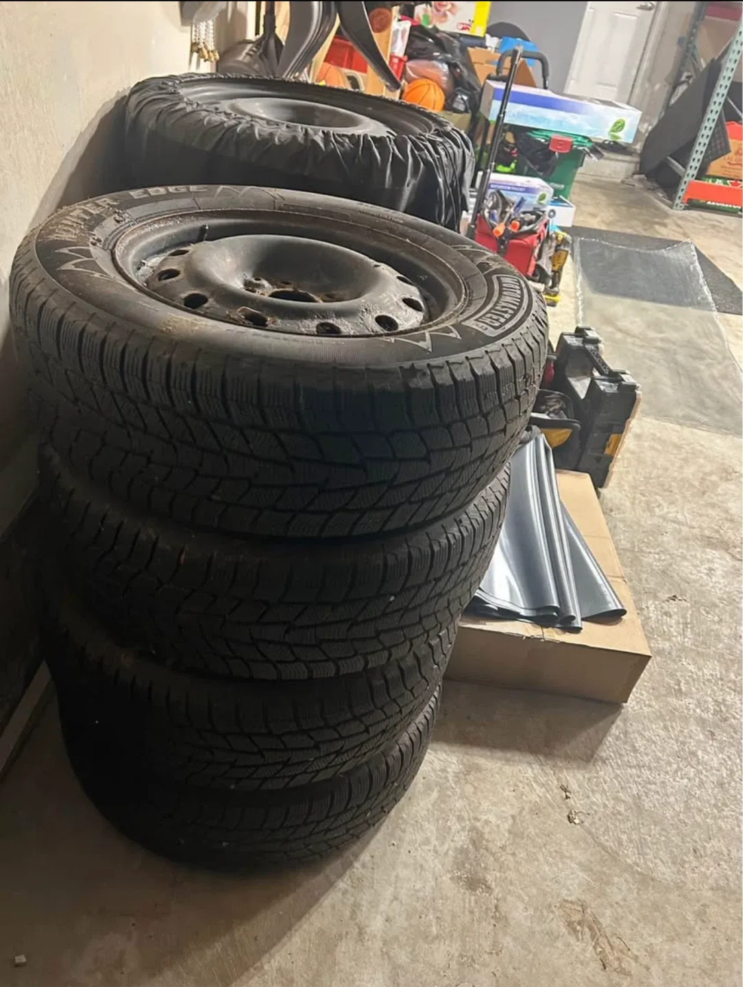 Motomaster Winter Tires 215/65R16 image indicator(3)