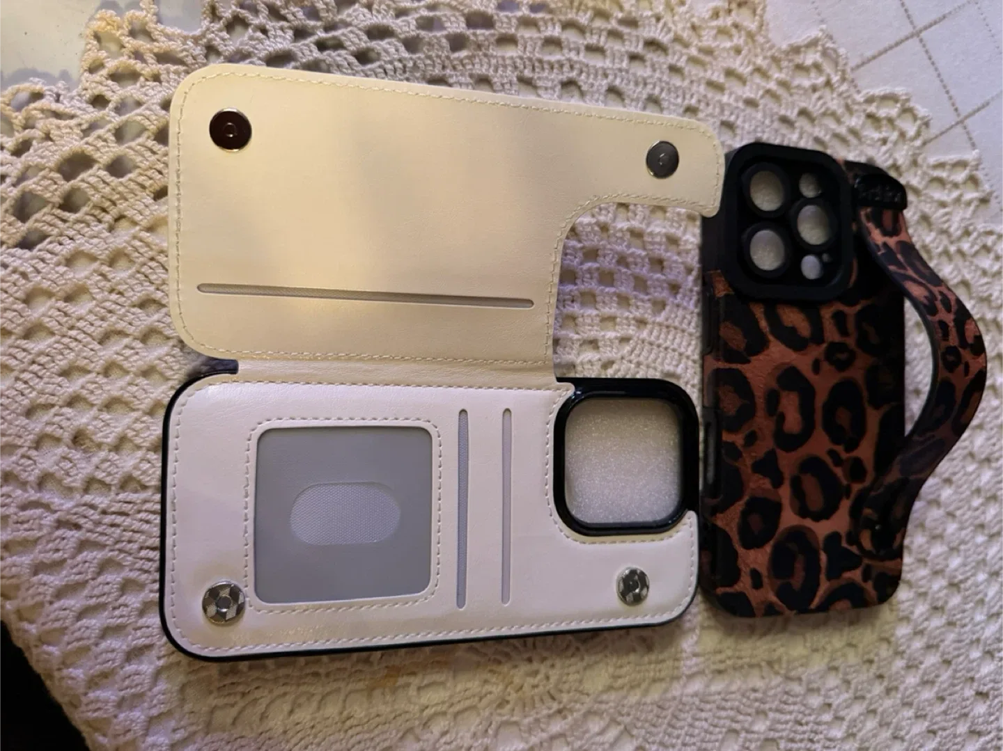 Two iPhone 16 Pro Cases & Privacy Screen Protectors image indicator(2)