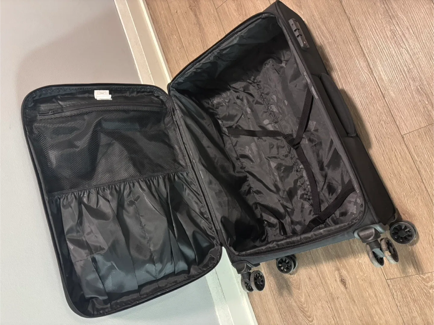 it Luggage 8-wheel flexible travel bag image indicator(3)