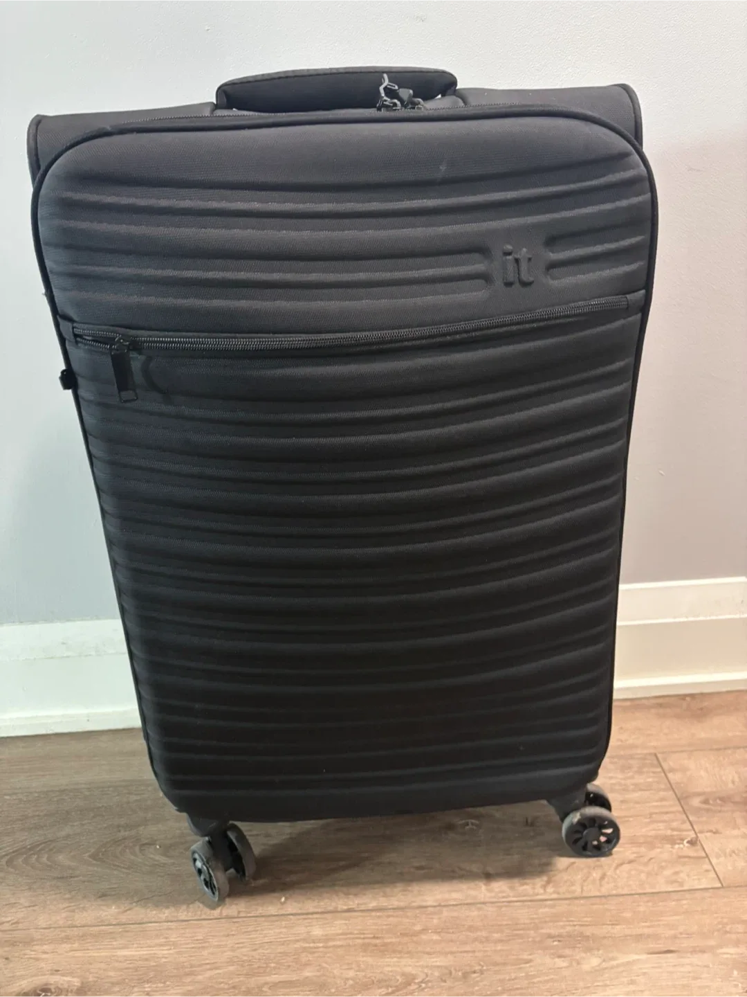 it Luggage 8-wheel flexible travel bag