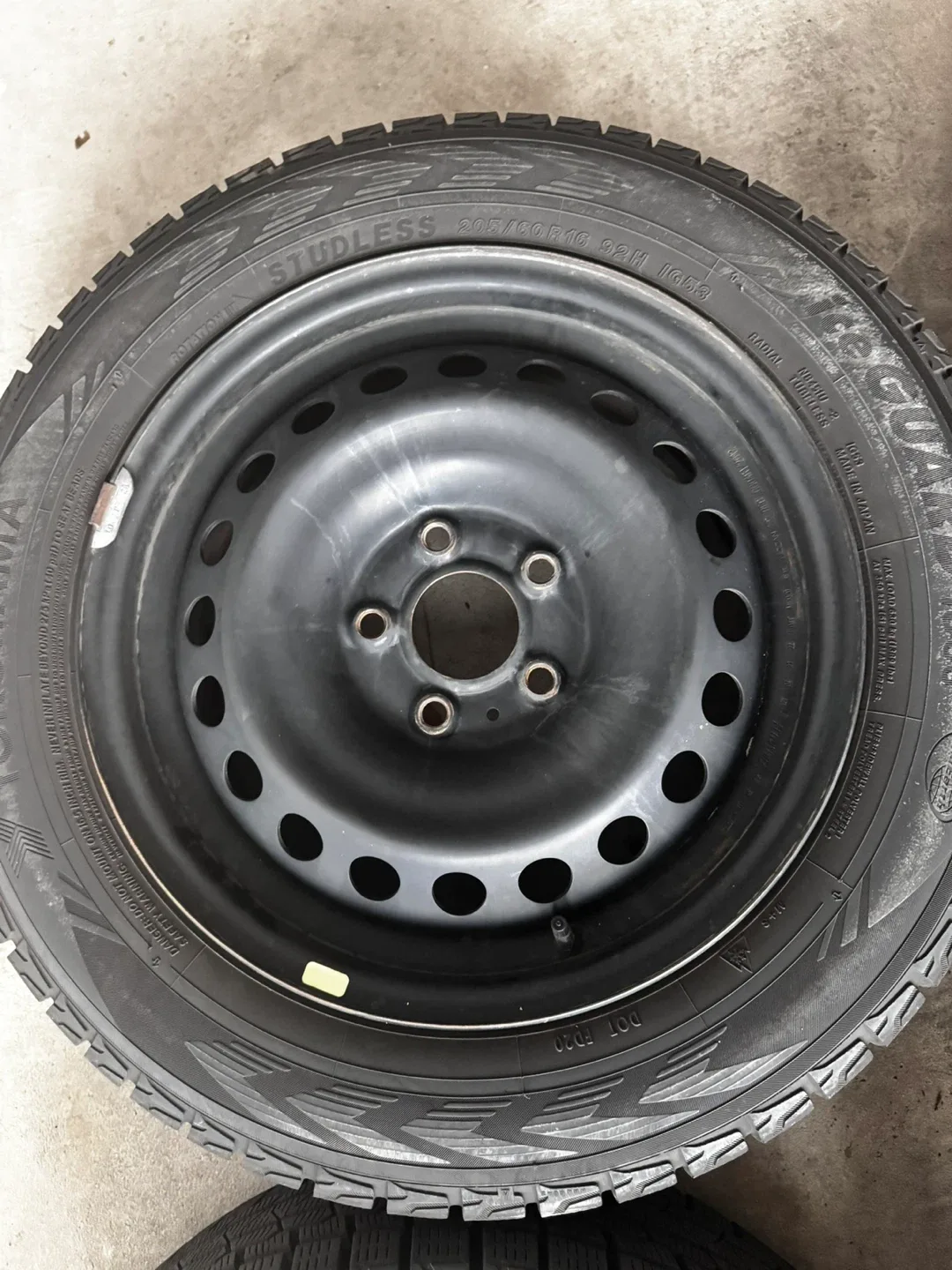 Yokohama IceGuard iG52c 205/60R16 Studless Tire image indicator(4)