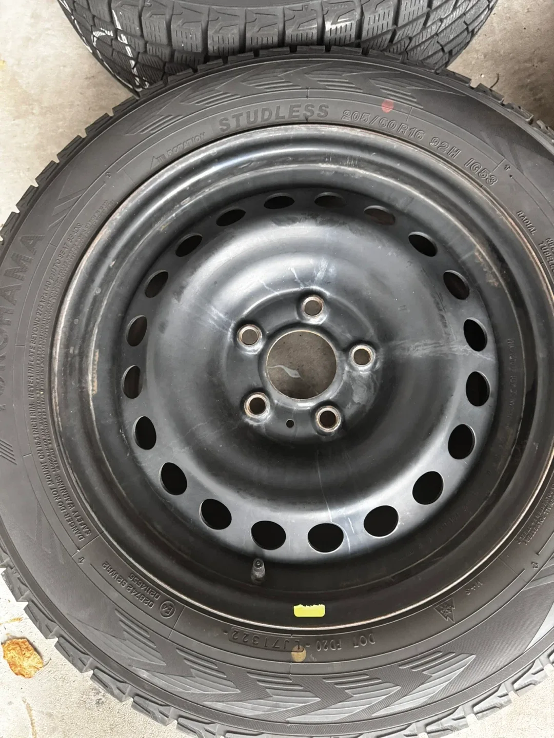 Yokohama IceGuard iG52c 205/60R16 Studless Tire image indicator(3)