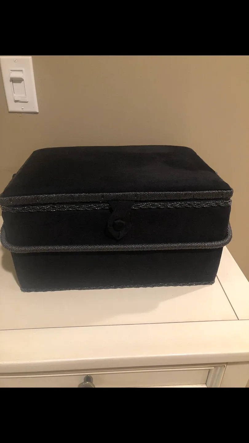 Vintage sewing box with thread image indicator(5)