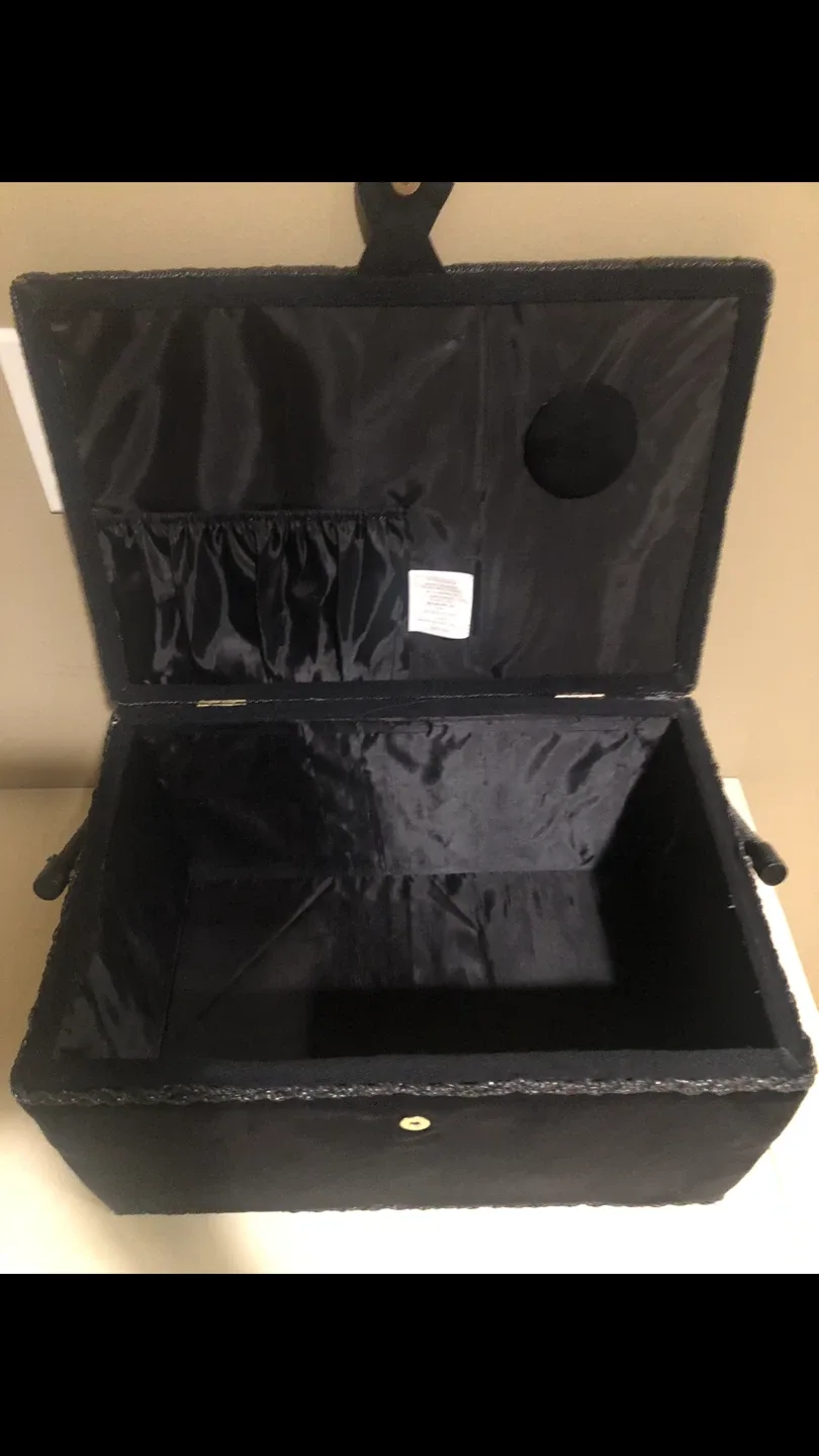 Vintage sewing box with thread image indicator(3)