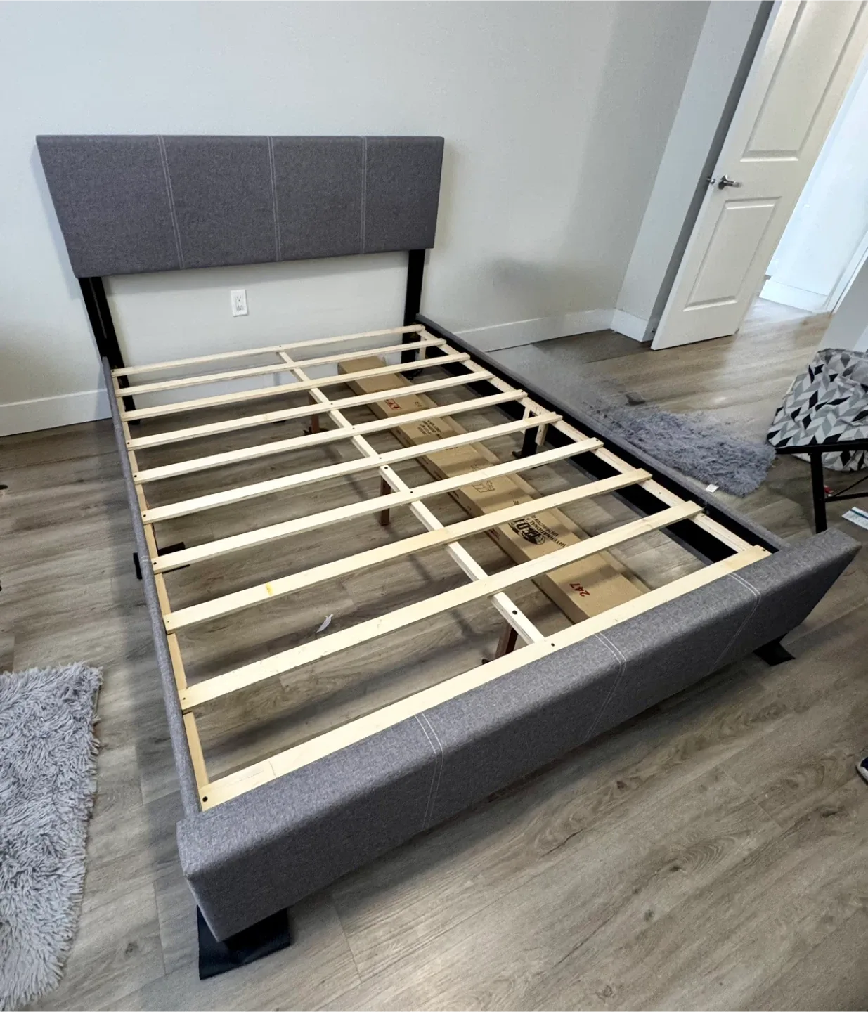 Queen size Upholstered Platform Bed Frame - Grey image indicator(4)