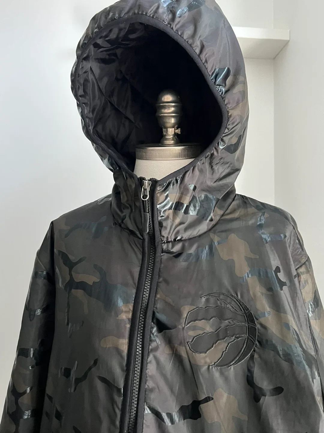 Toronto RAPTORS Camo Puffer Jacket (Men’s medium) ) image indicator(3)