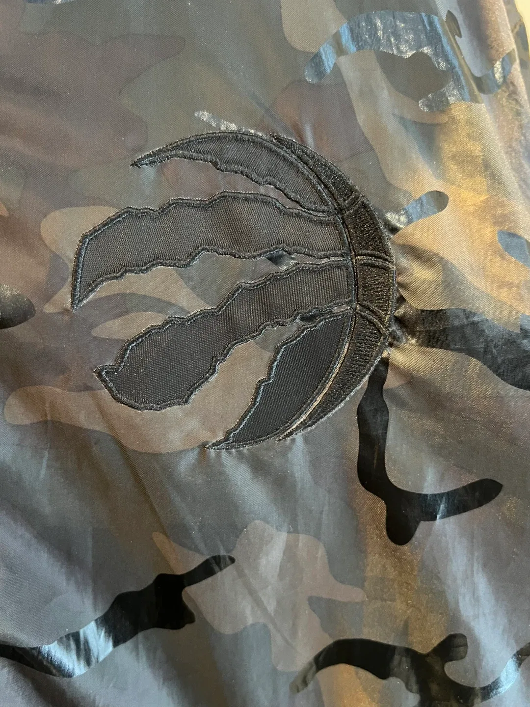 Toronto RAPTORS Camo Puffer Jacket (Men’s medium) ) image indicator(5)