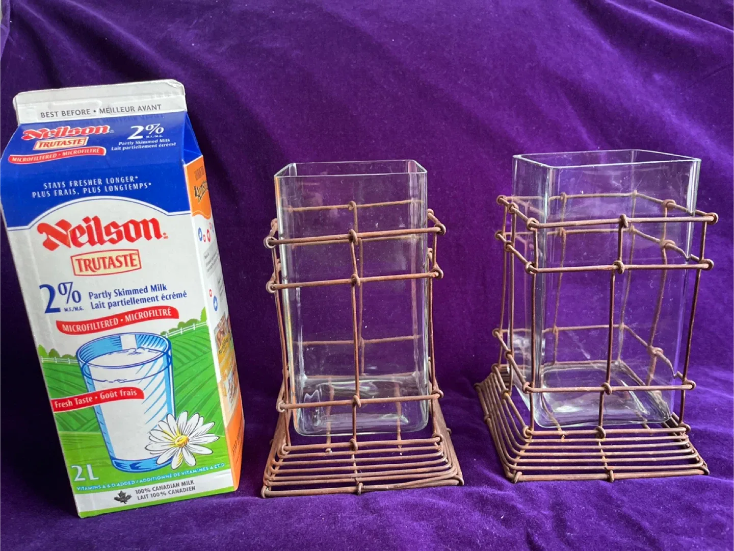 Set of 2 Glass Vases with Metal Frame image indicator(3)