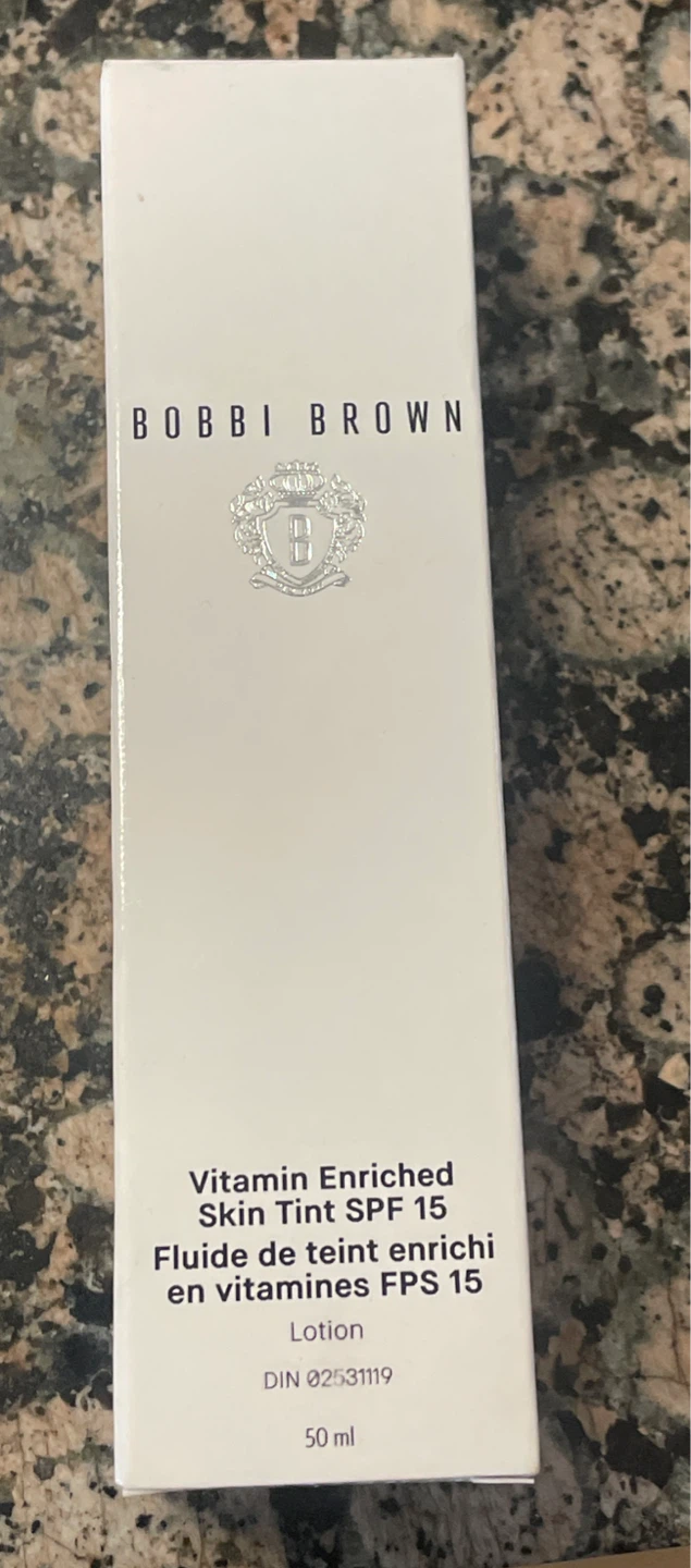 Bobbi Brown Vitamin Enriched Skin Tint SPF 15 - Golden 4