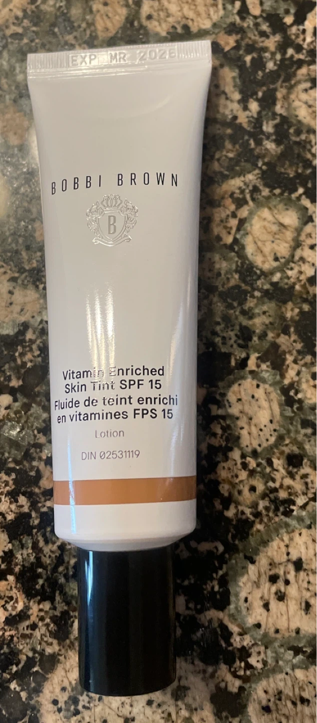 Bobbi Brown Vitamin Enriched Skin Tint SPF 15 - Golden 4 - photo 3