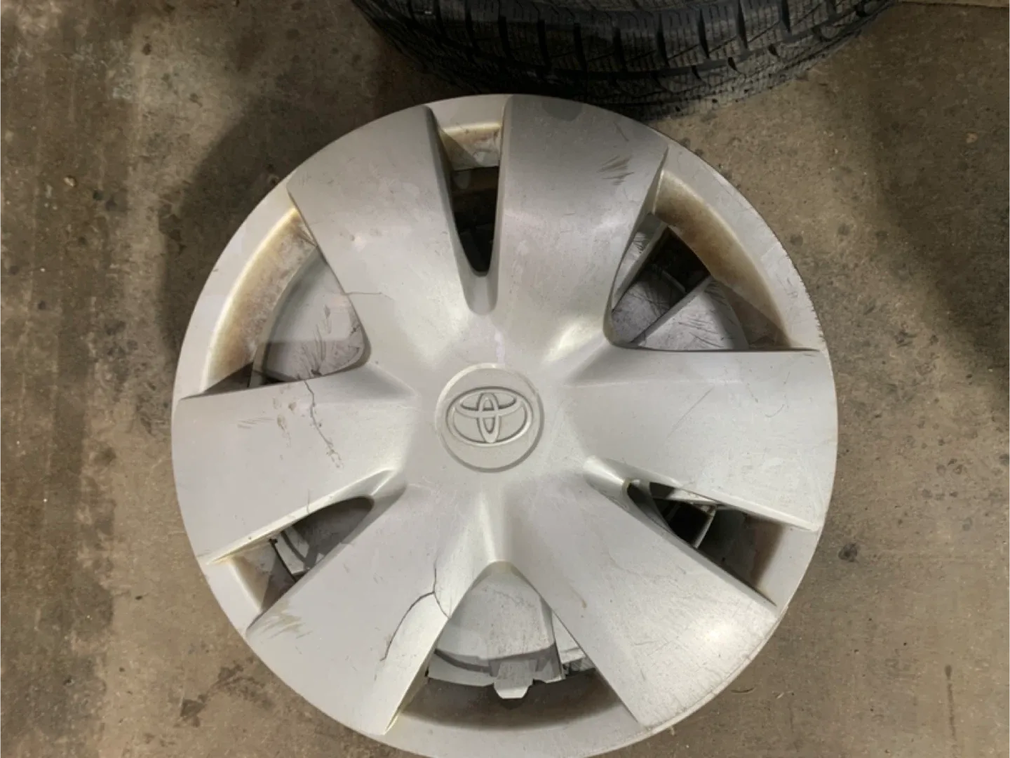 Toyota Yaris 14” winter tires with rims size 185/65R14 image indicator(6)