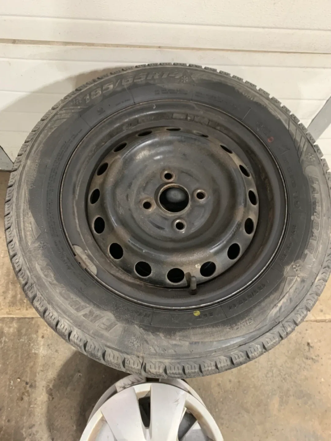 Toyota Yaris 14” winter tires with rims size 185/65R14 image indicator(2)