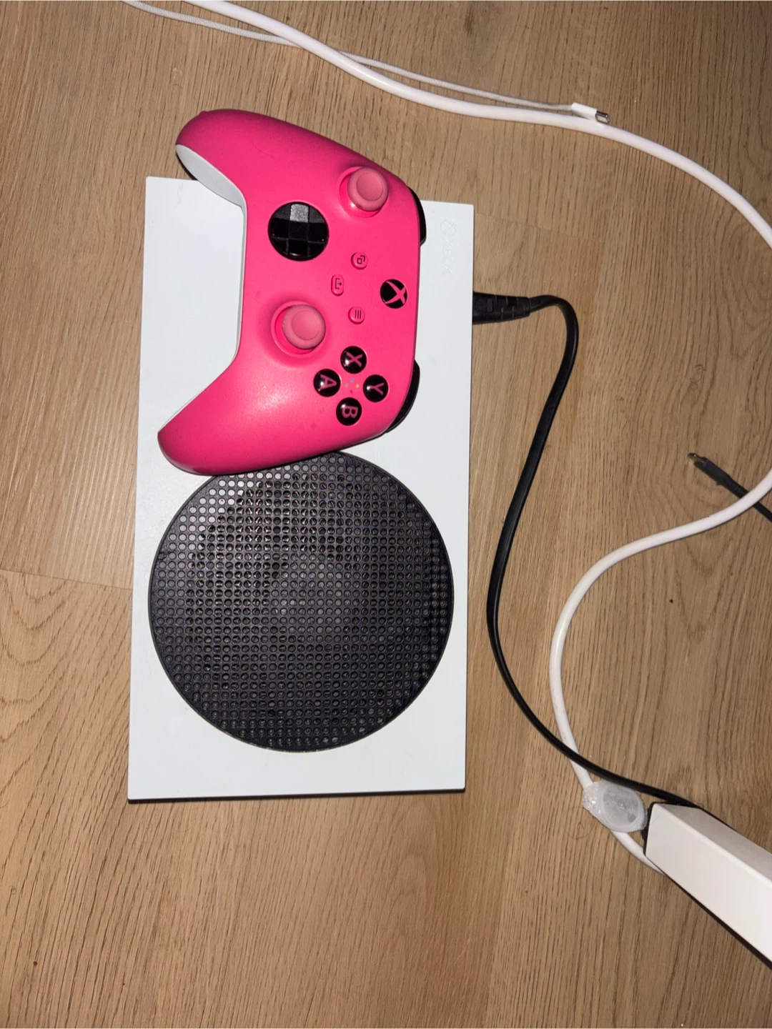 Xbox Series S console with pink controller - photo 2