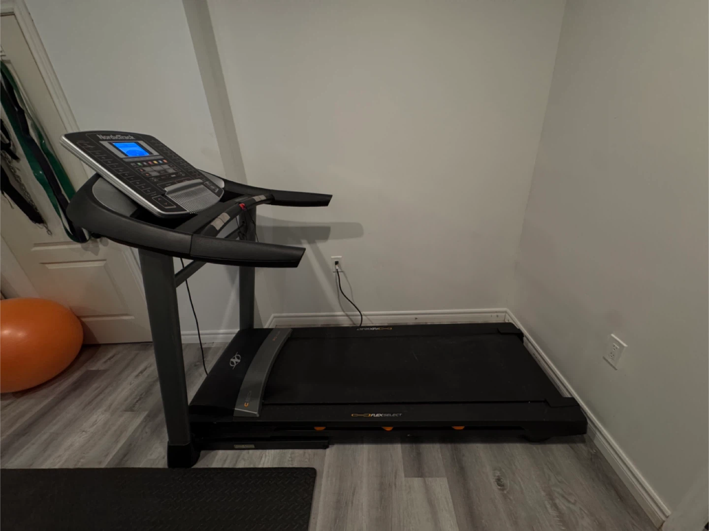 NordicTrack C 910i Treadmill - Great Condition! - photo 3