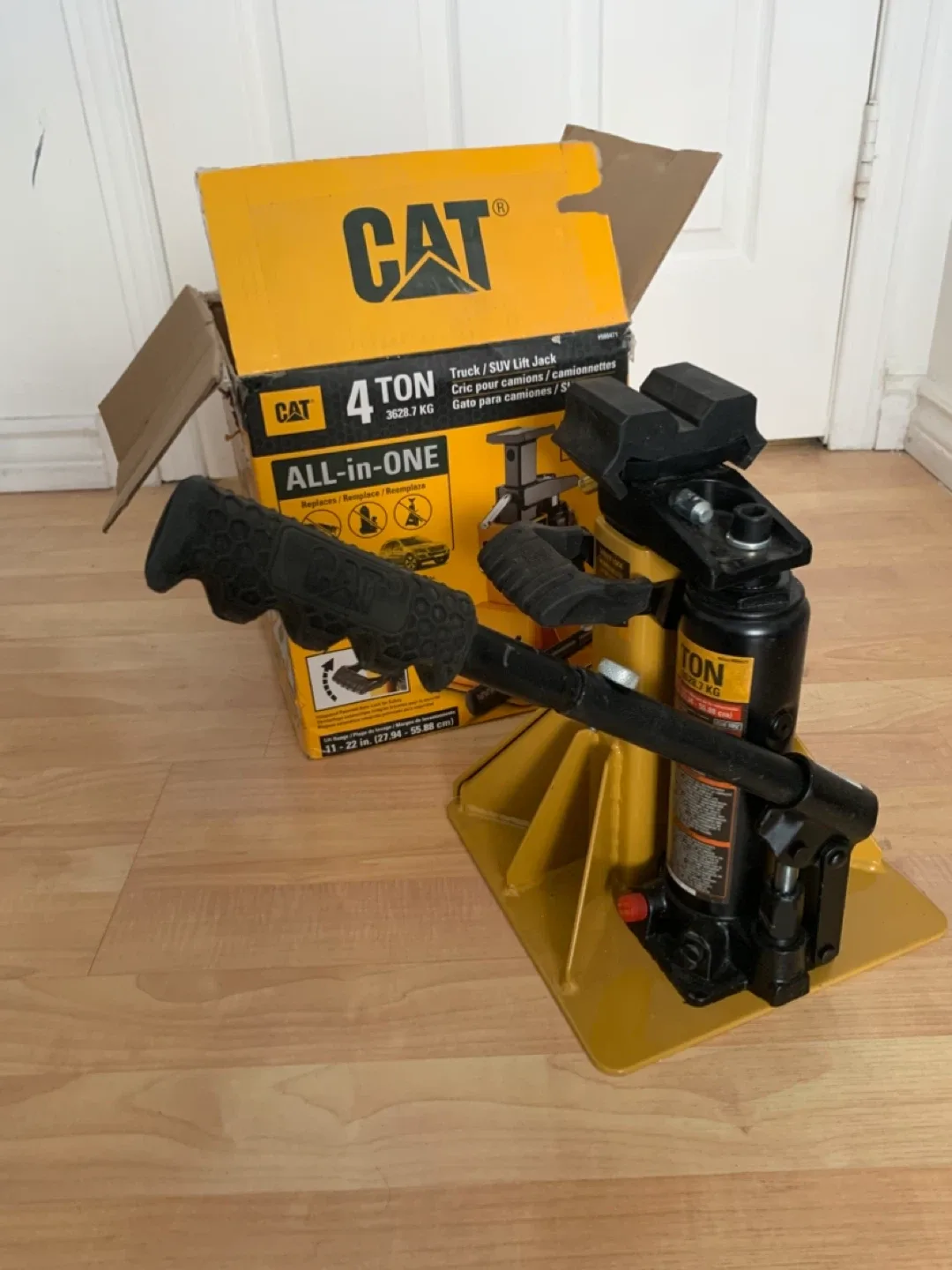 CAT 4 Ton Truck/SUV Lift Jack - Like New! image indicator(3)