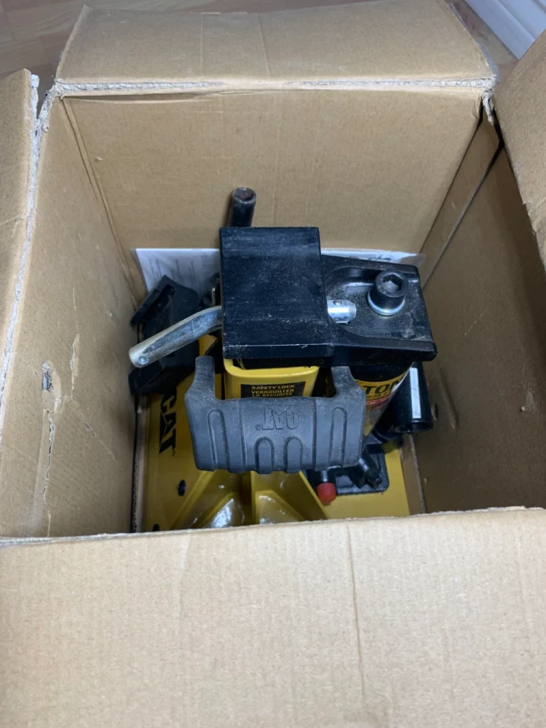 CAT 4 Ton Truck/SUV Lift Jack - Like New! image indicator(2)