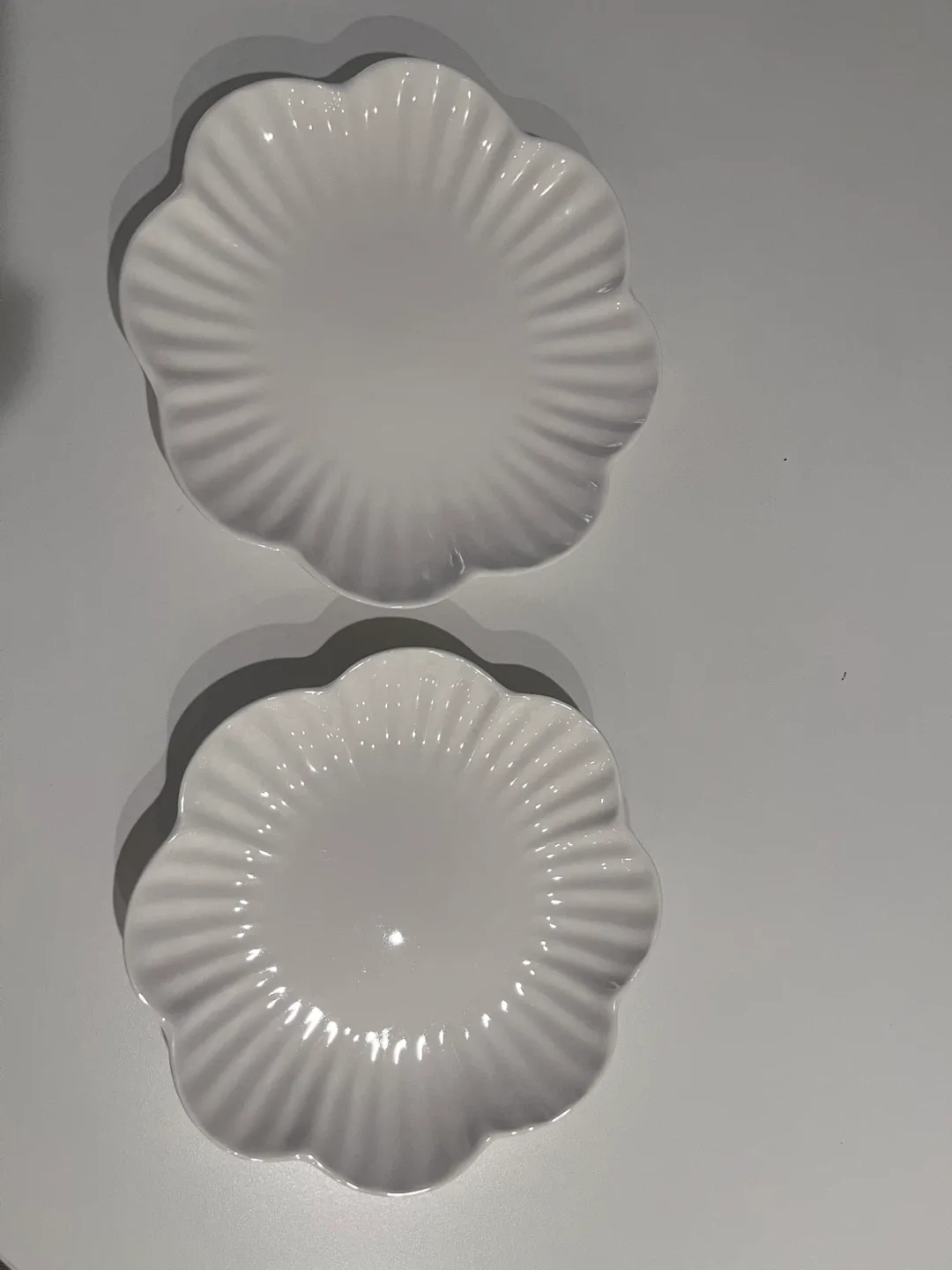 Set of 2 White Flower Plates