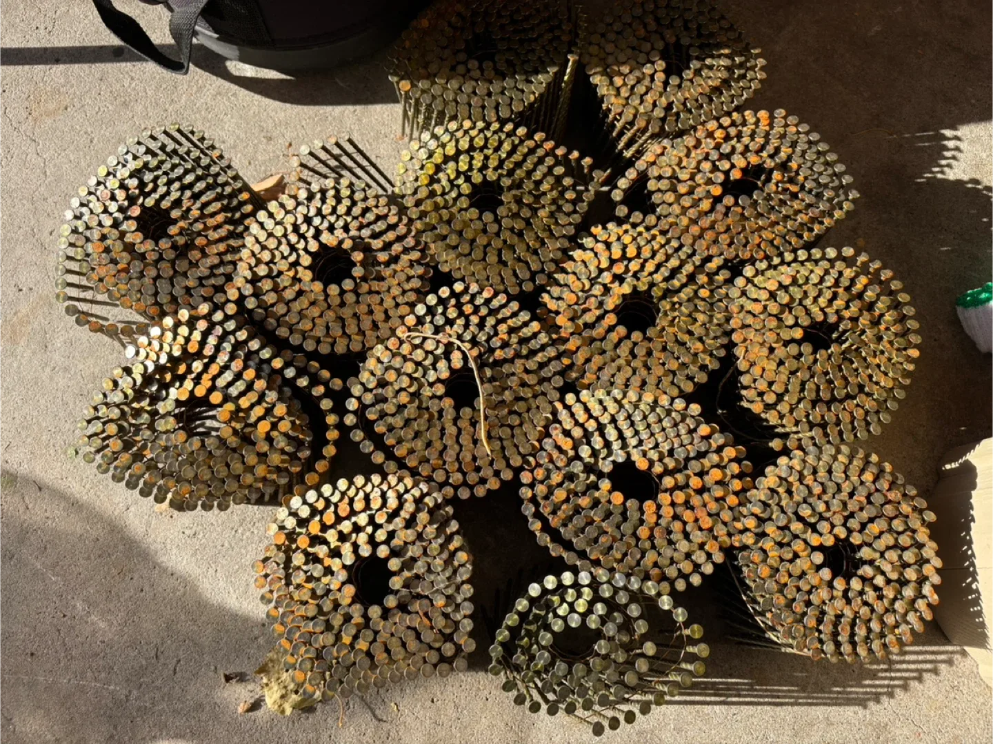 The DEWALT DWF83C  15 degree coil framing nailer with nails image indicator(3)