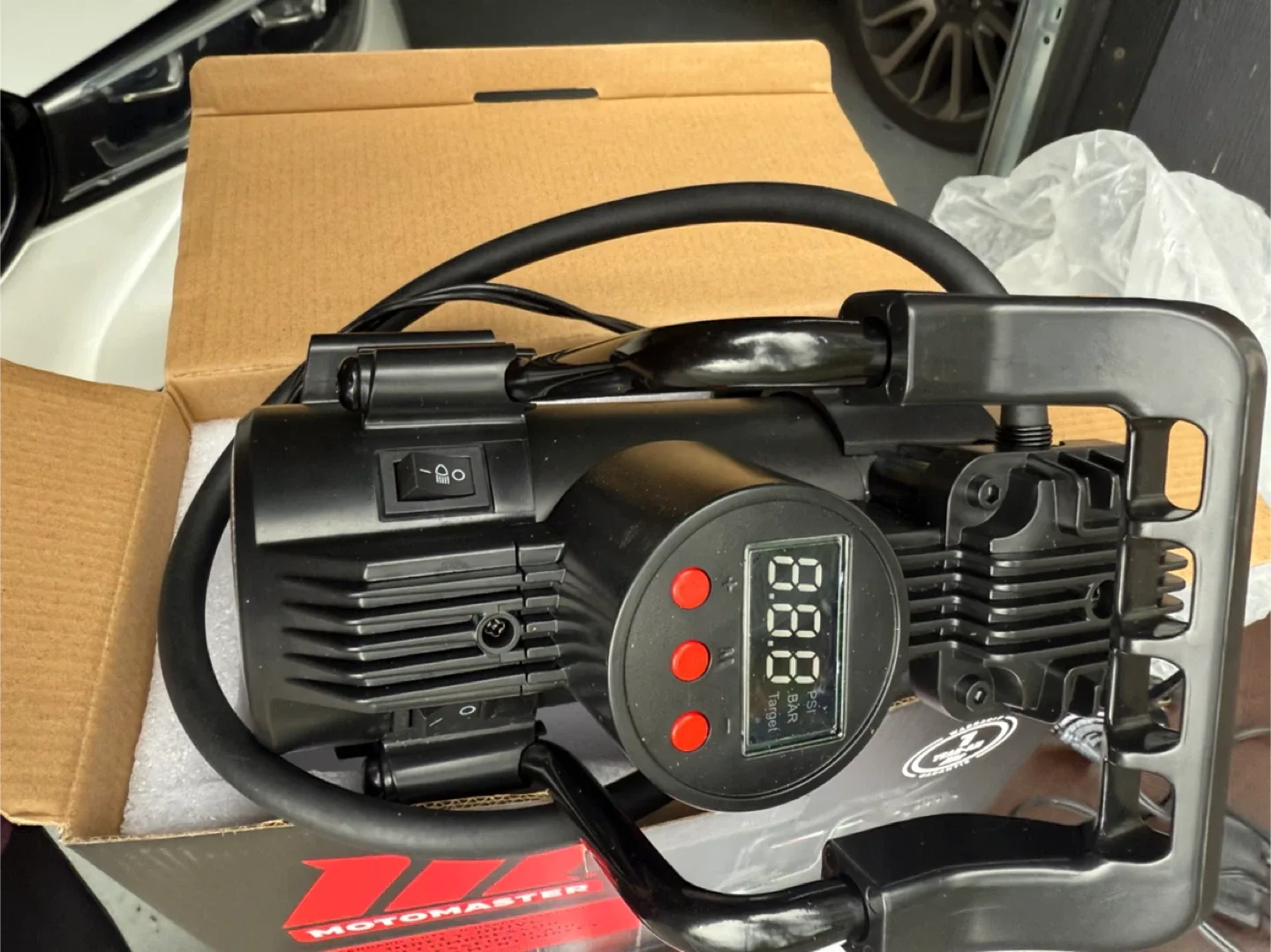 MotoMaster Direct-Drive Air Compressor - New in Box! image indicator(6)